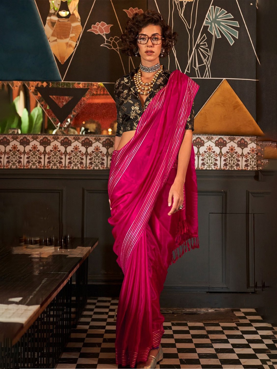 

DEVATITHI Gotta Patti Silk Blend Saree, Red