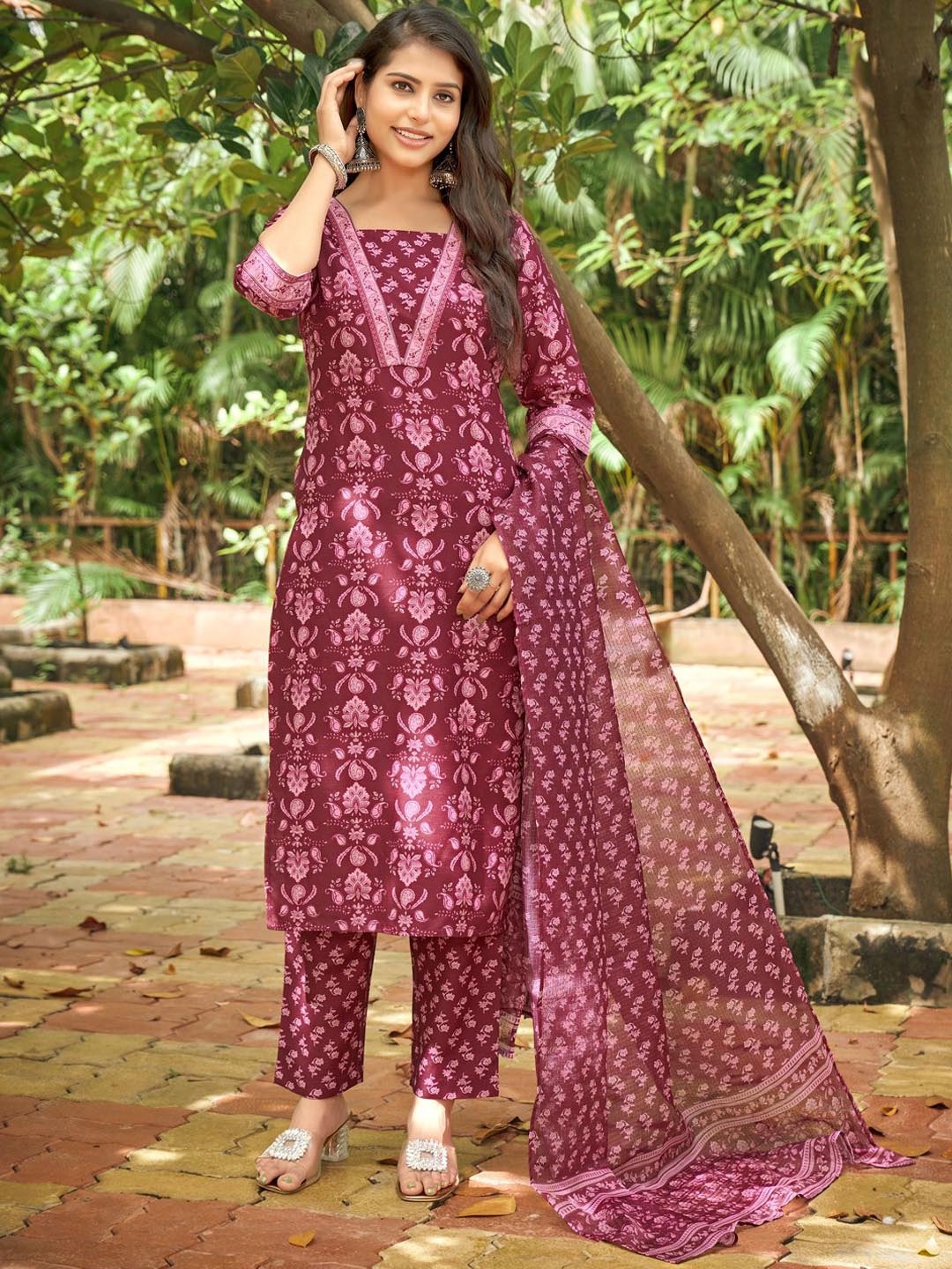 

NAINVISH Floral Printed Kurta with Trouser & Dupatta, Maroon