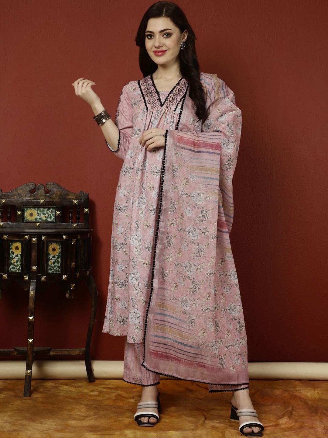 

Jaipur Kurti Floral Digital Printed Embroidered Linen Suit Set, Pink