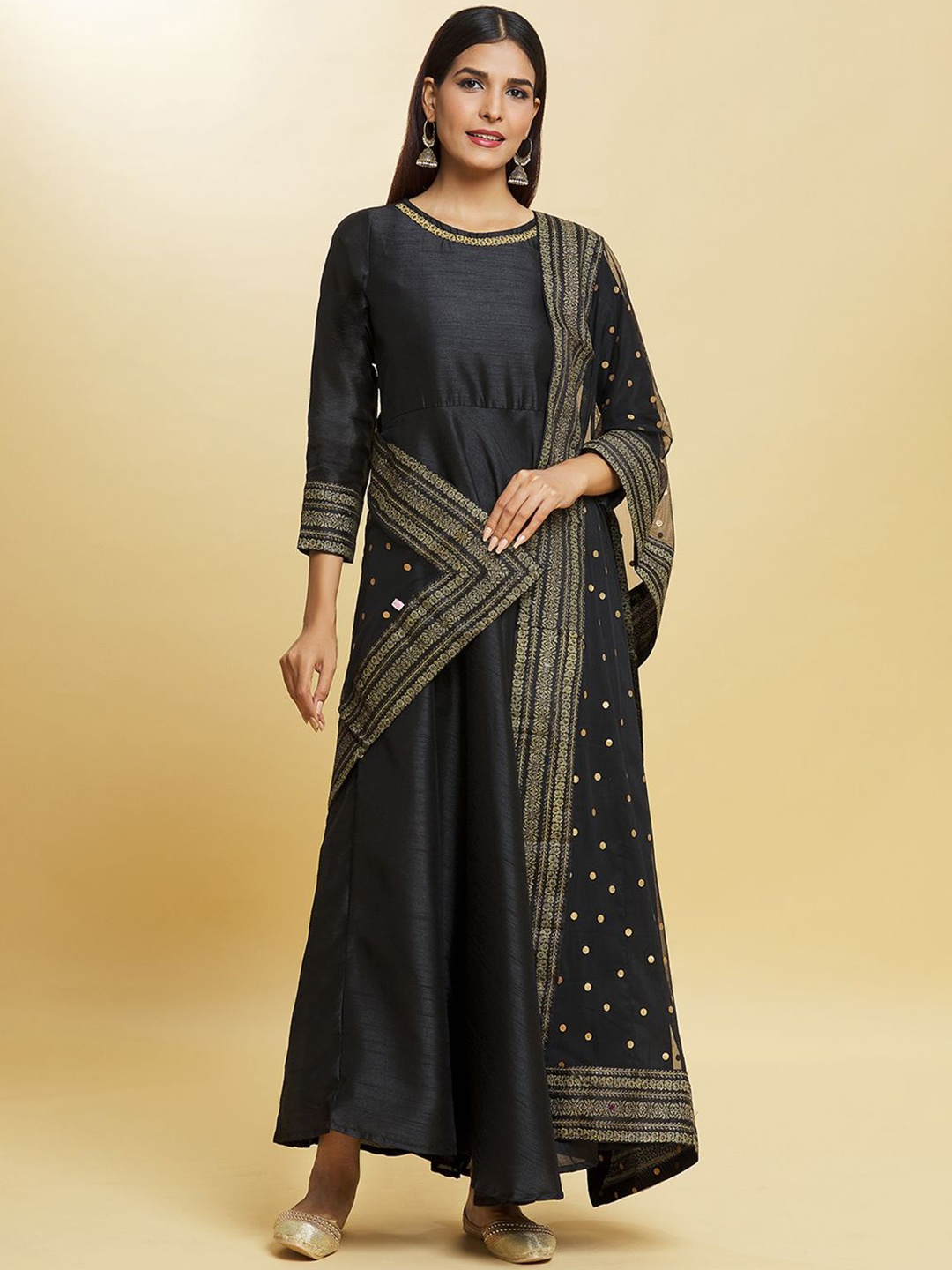 

Adara Khan Embroidered Fit & Flare Ethnic Dress With Dupatta, Green