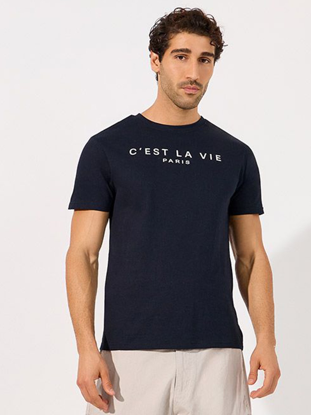 

Styli Men Men C'est La Vie Slogan Regular Fit T-Shirt, Navy blue