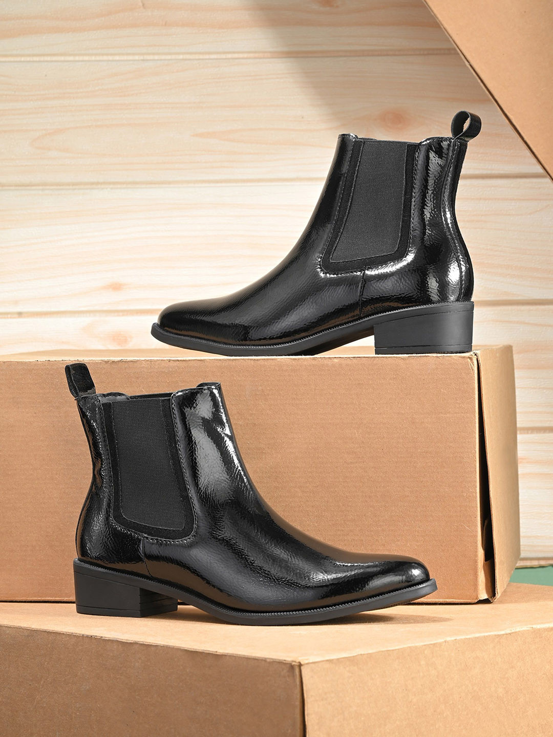 

The Roadster Lifestyle Co Women Chelsea Boots, Black