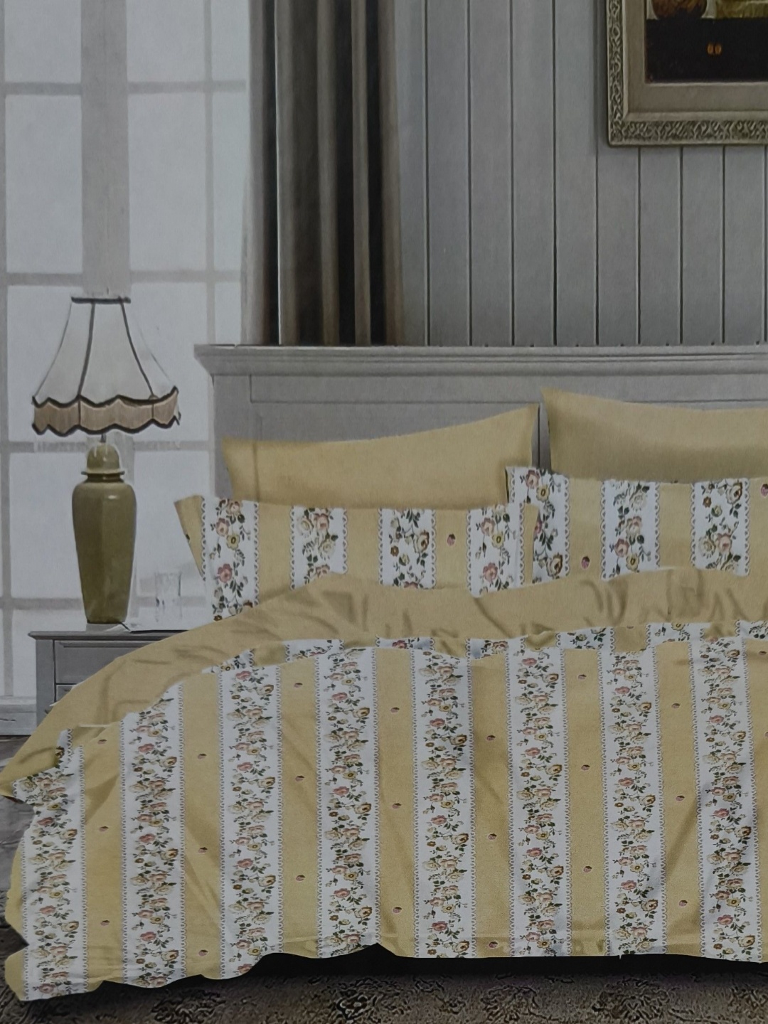 

Signature White Floral Printed 144 TC Microfiber Queen Bedsheet Set 2.30 m x 2.50 m