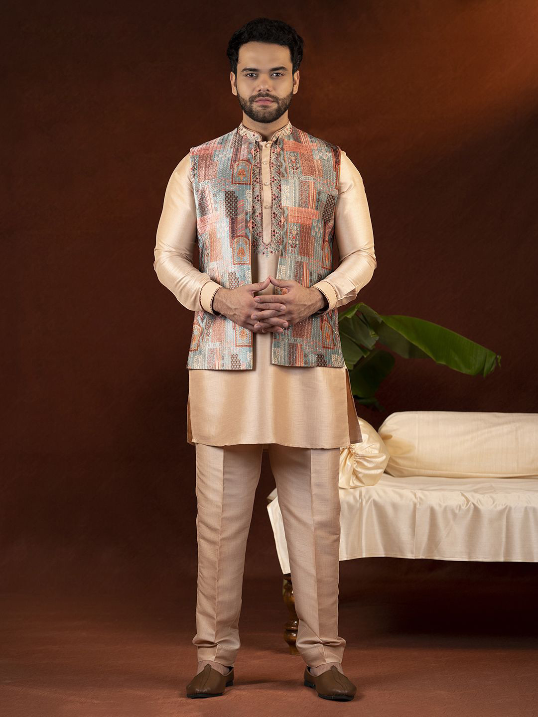 

TheEthnic.Co Abstract Printed Velvet Straight Kurta with Trousers, Gold