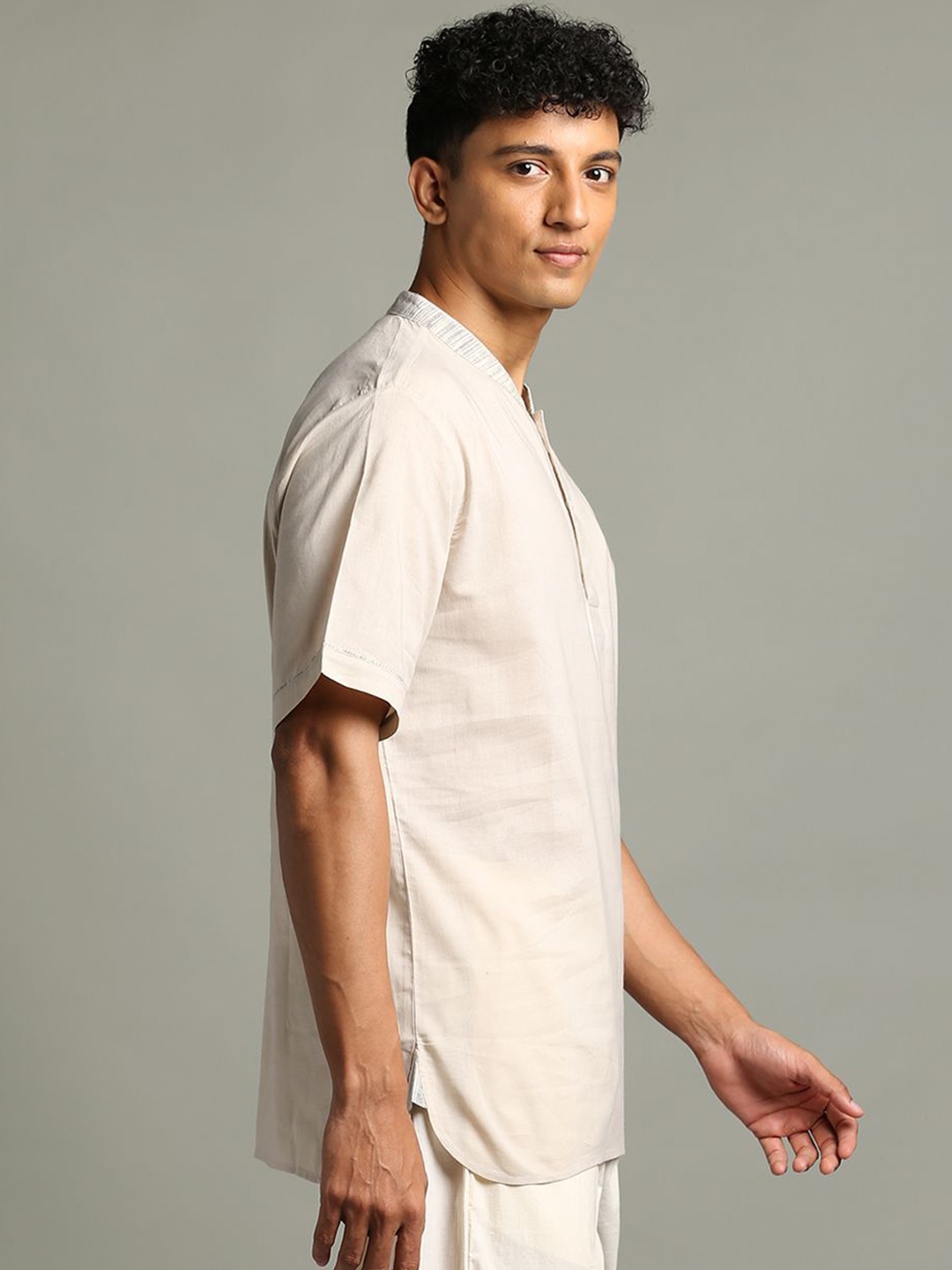 

Ekmatra Men Thread Work Pastels Handloom Kurta, Grey