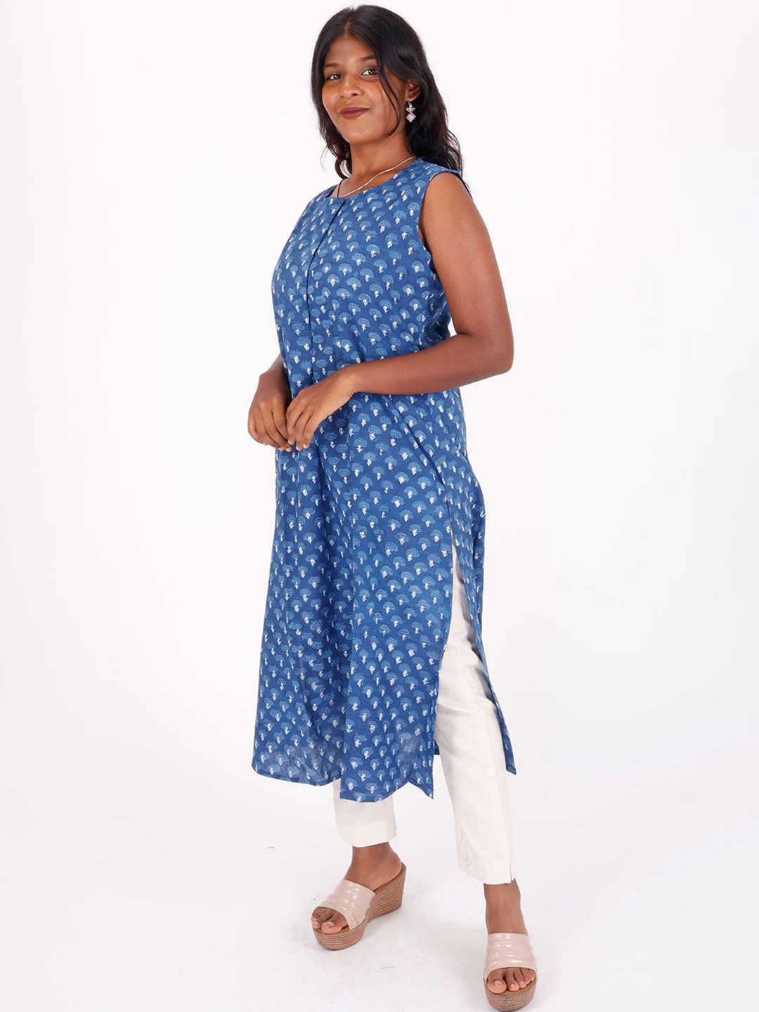 

Avishya Floral Printed Round Neck Sleeveless Pure Cotton A Line Kurta, Blue