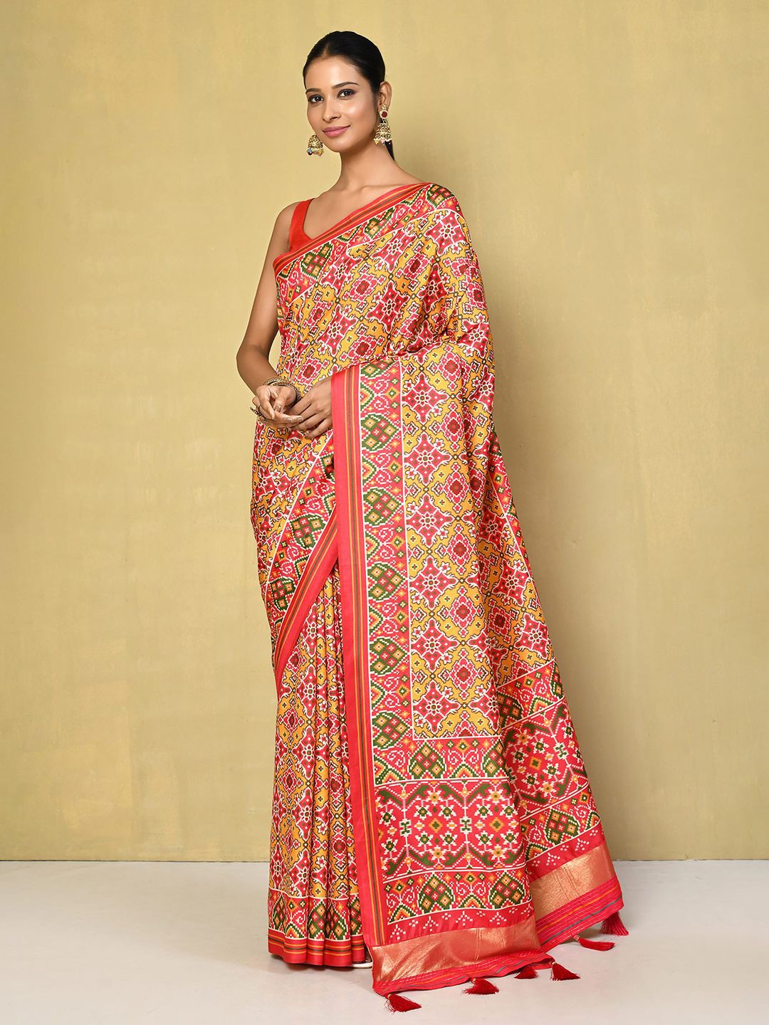 

Nazaakat by Samara Singh Art Silk Saree, Red