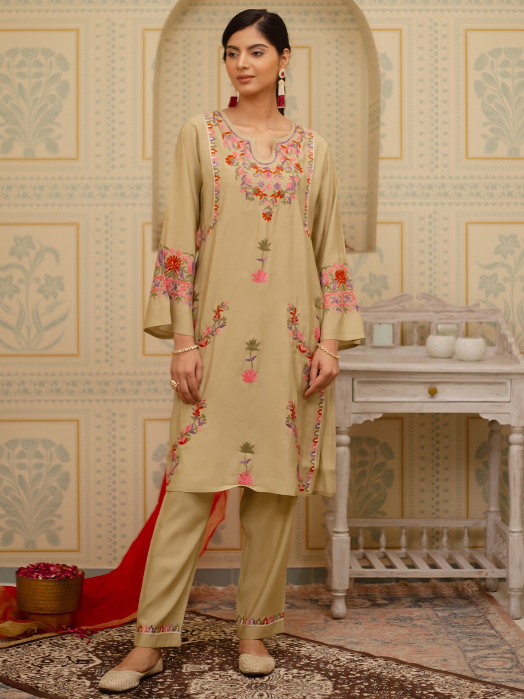 

HOUSE OF KARI Floral Embroidered Thread Work Straight Kurta With Trousers, Beige