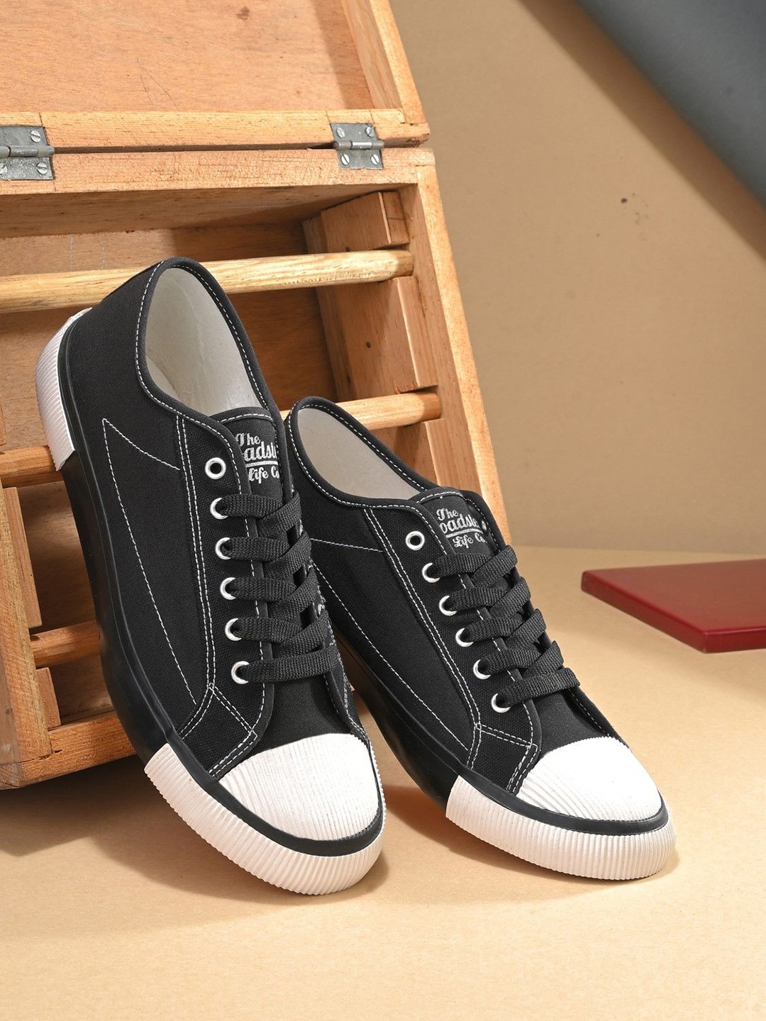 

The Roadster Lifestyle Co. Men Colourblocked Sneaker, Black