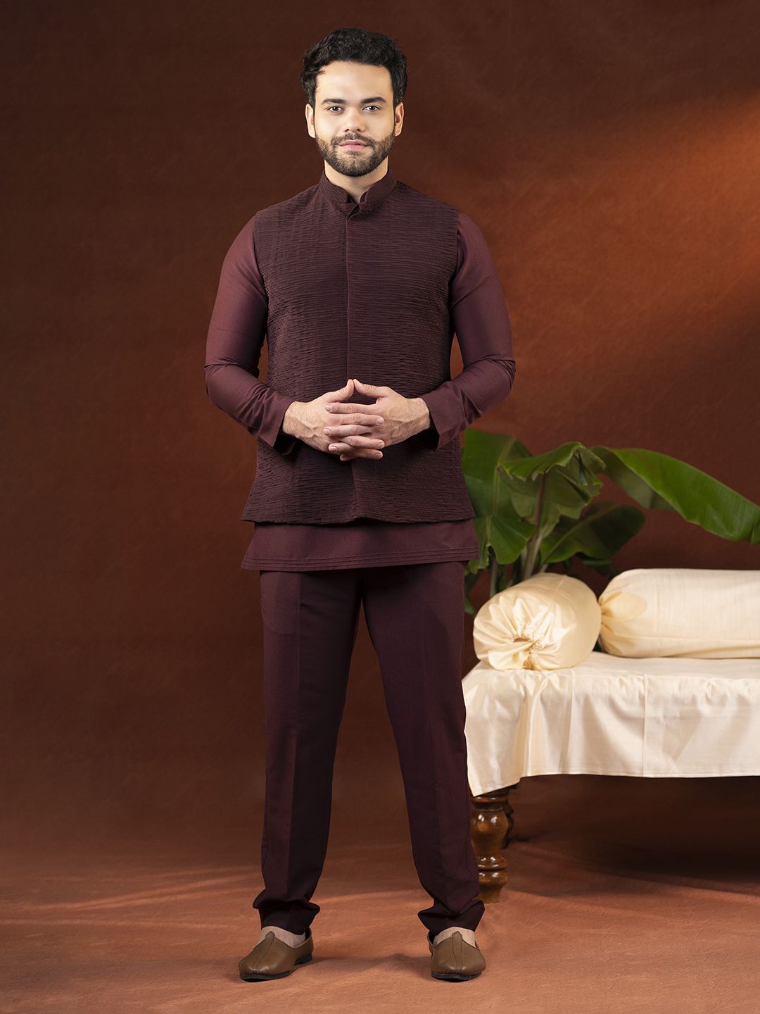 

TheEthnic.Co Mandarin Collar Straight Kurta with Trousers, Purple