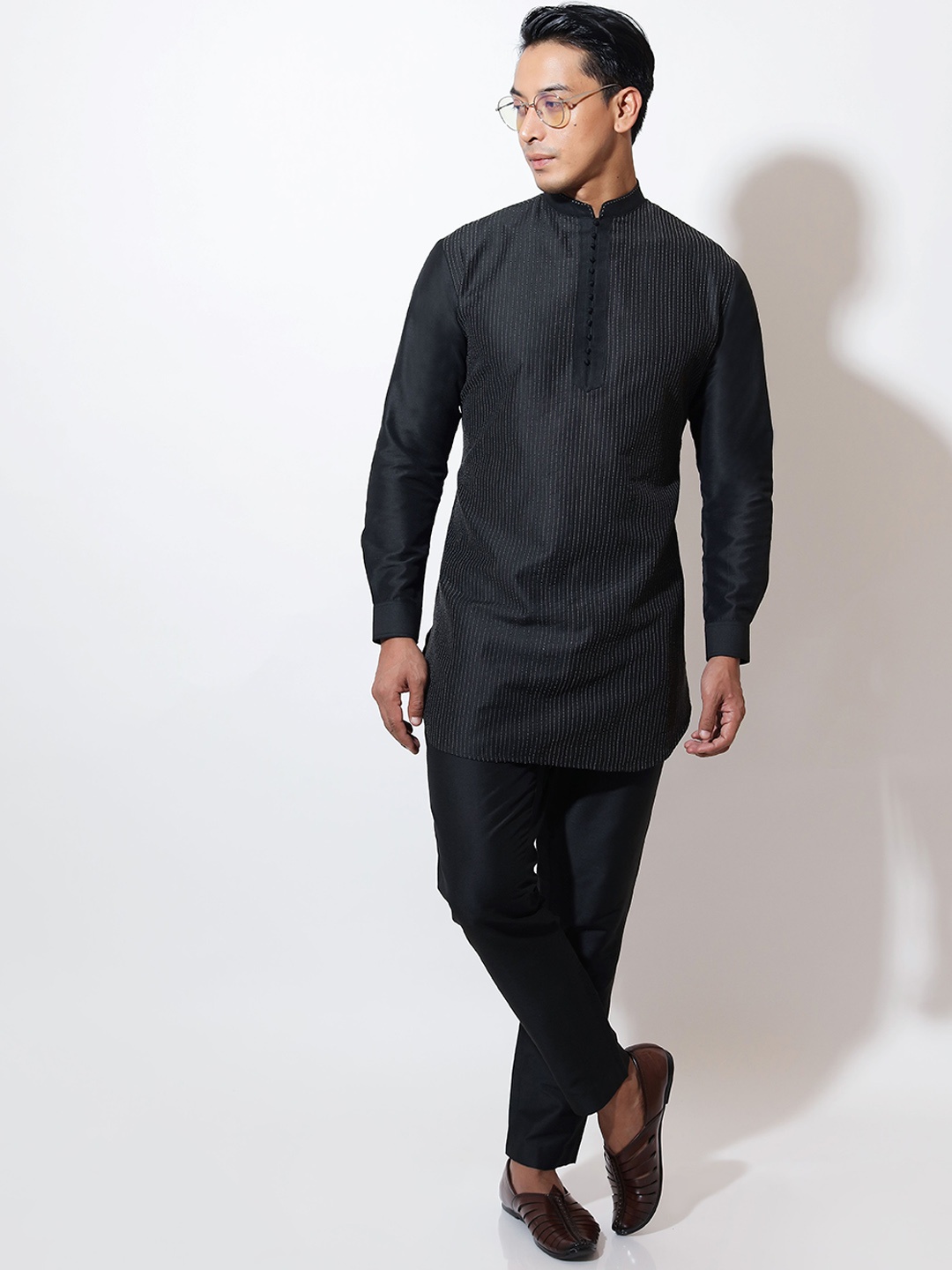 

VIVEK KARUNAKARAN Striped Printed Straight Kurta With Trousers, Black