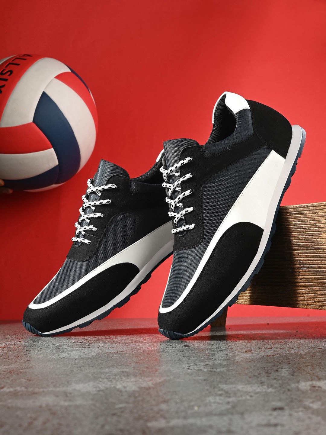 

The Roadster Lifestyle Co. Men Colourblocked Casual Shoes, Black