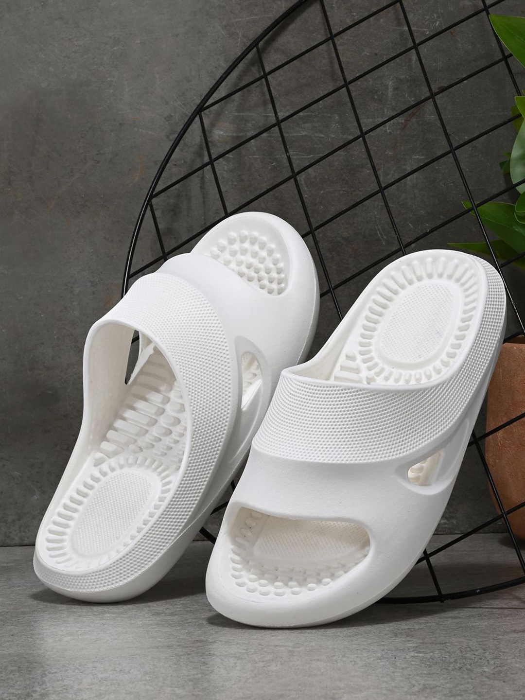 

HRX by Hrithik Roshan Men Rubber Sliders, White