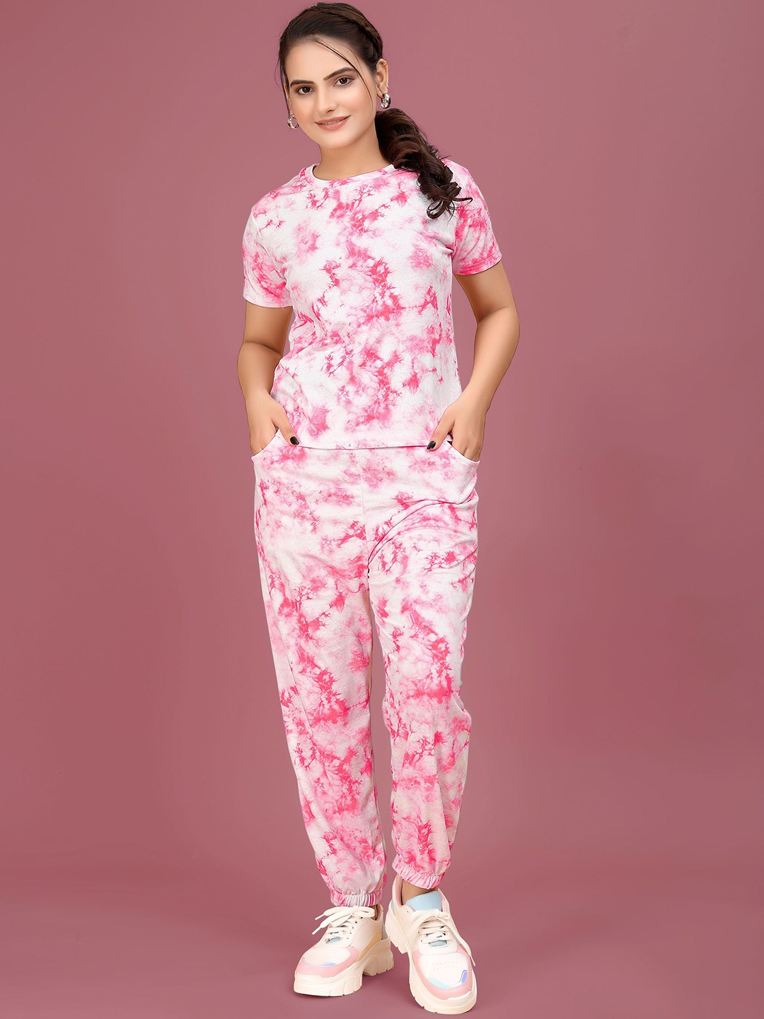

SAKARMAA Women Printed T-shirt & Trousers, Pink