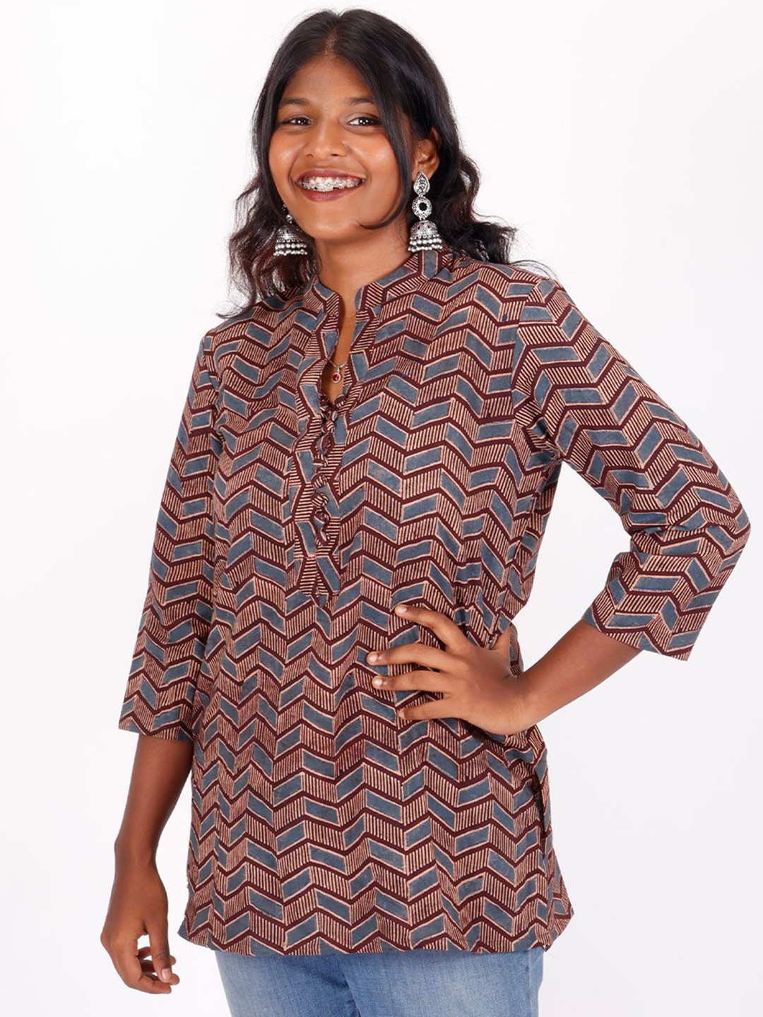 

Avishya Geometric Printed Pure Cotton Handloom Kurti, Brown