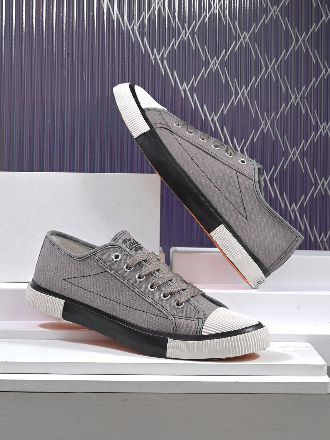 

The Roadster Lifestyle Co. Men Colorblocked Casual Sneakers, Grey