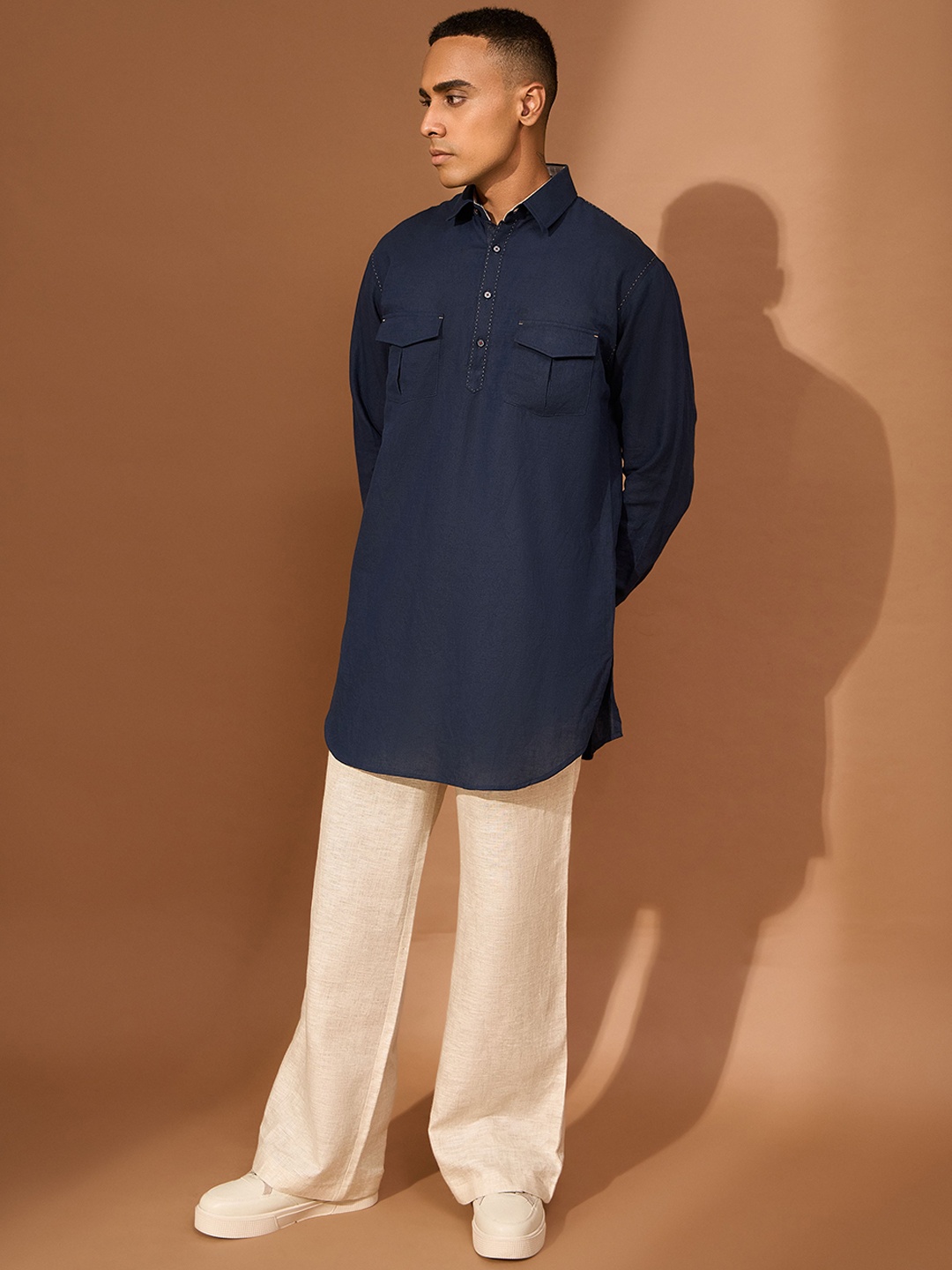 

VIVEK KARUNAKARAN Shirt Collar Long Roll-Up Sleeves Linen Pathani Kurta, Navy blue