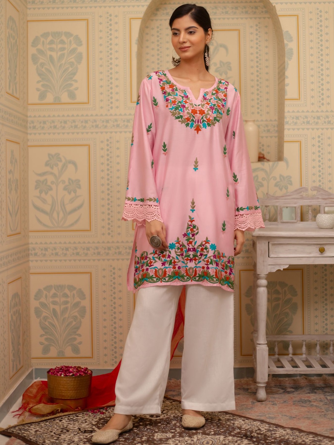 

HOUSE OF KARI Floral Embroidered Straight Kurta, Pink