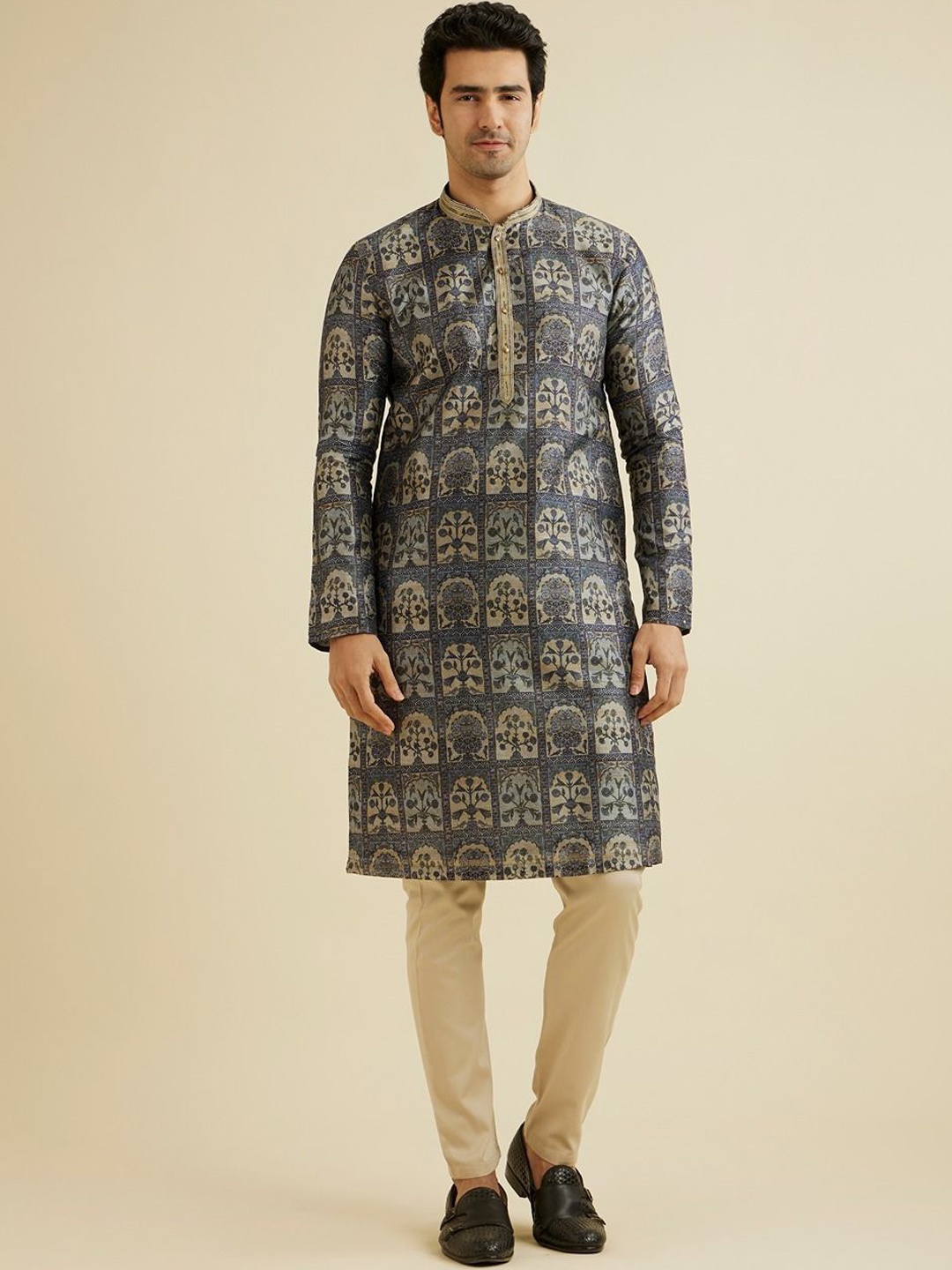 

Manyavar Floral Printed Mandarin Collar Kurta With Trousers, Blue