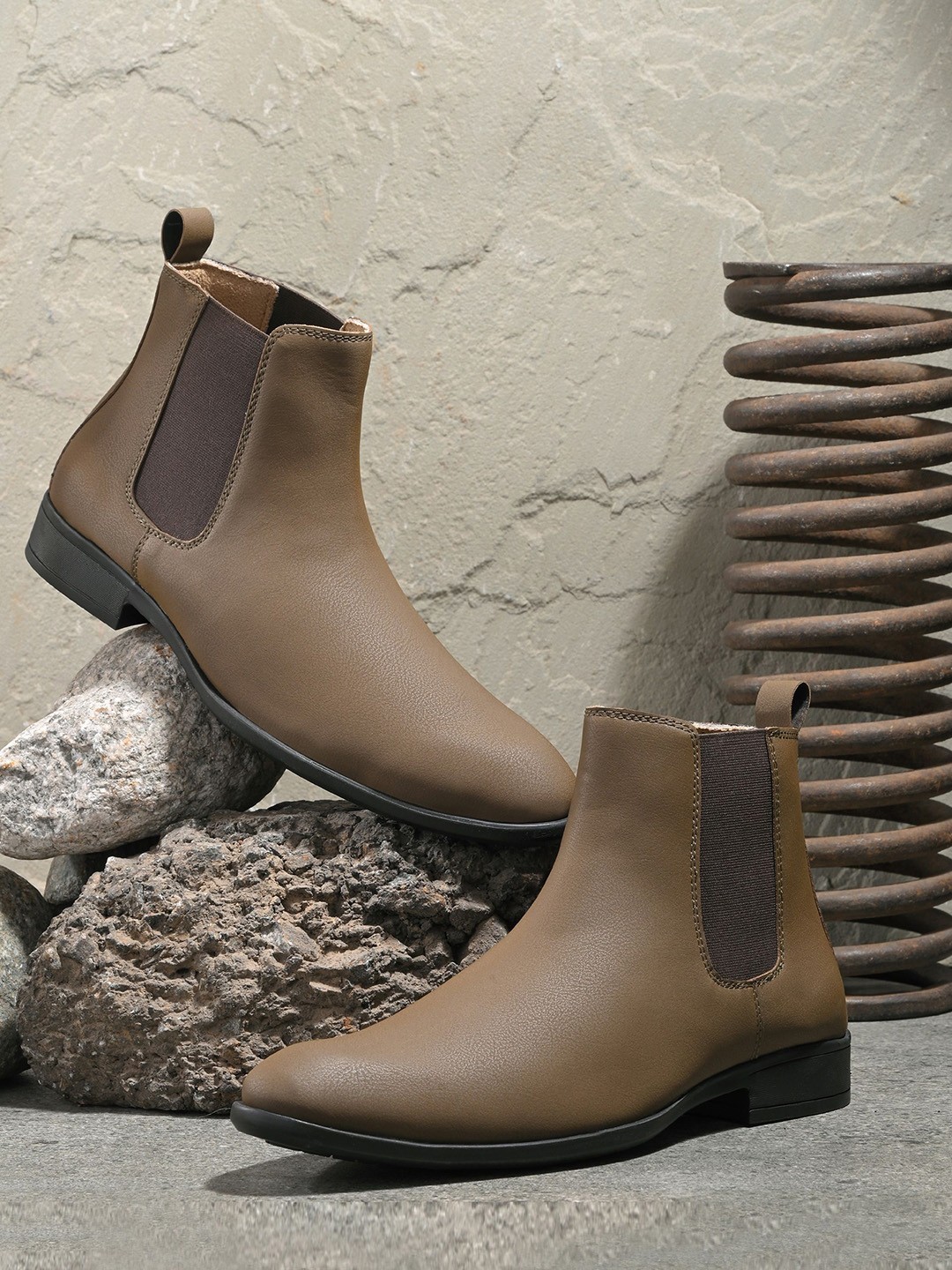 

The Roadster Lifestyle Co Men Chelsea Boots, Tan