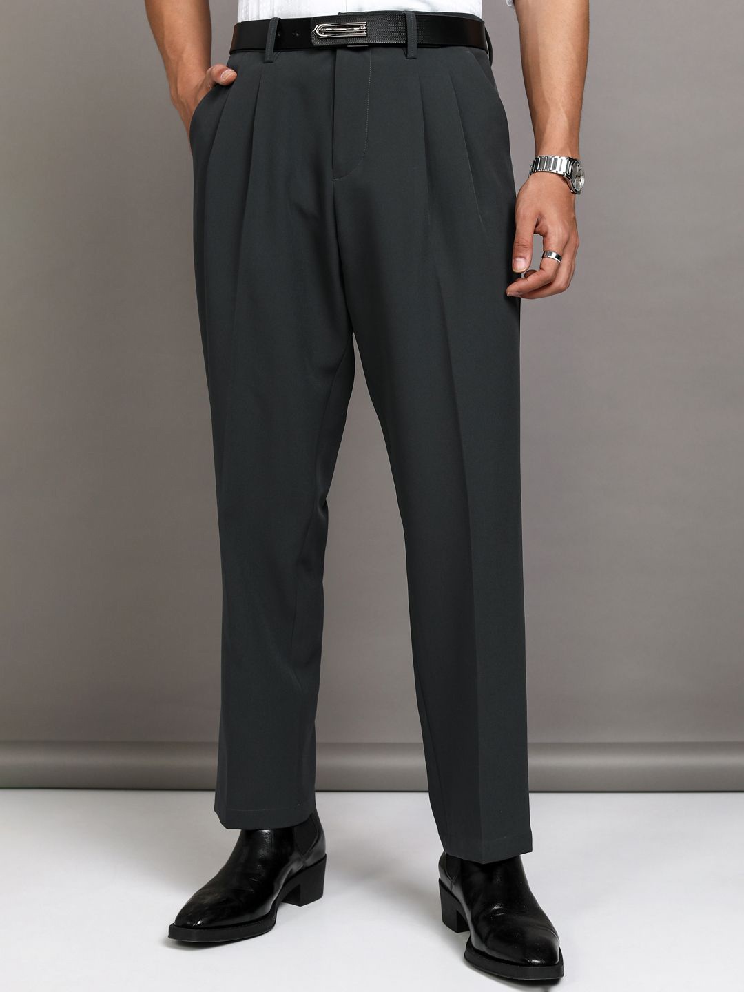 

HIGHLANDER Men Grey Straight Fit Pleated Trousers