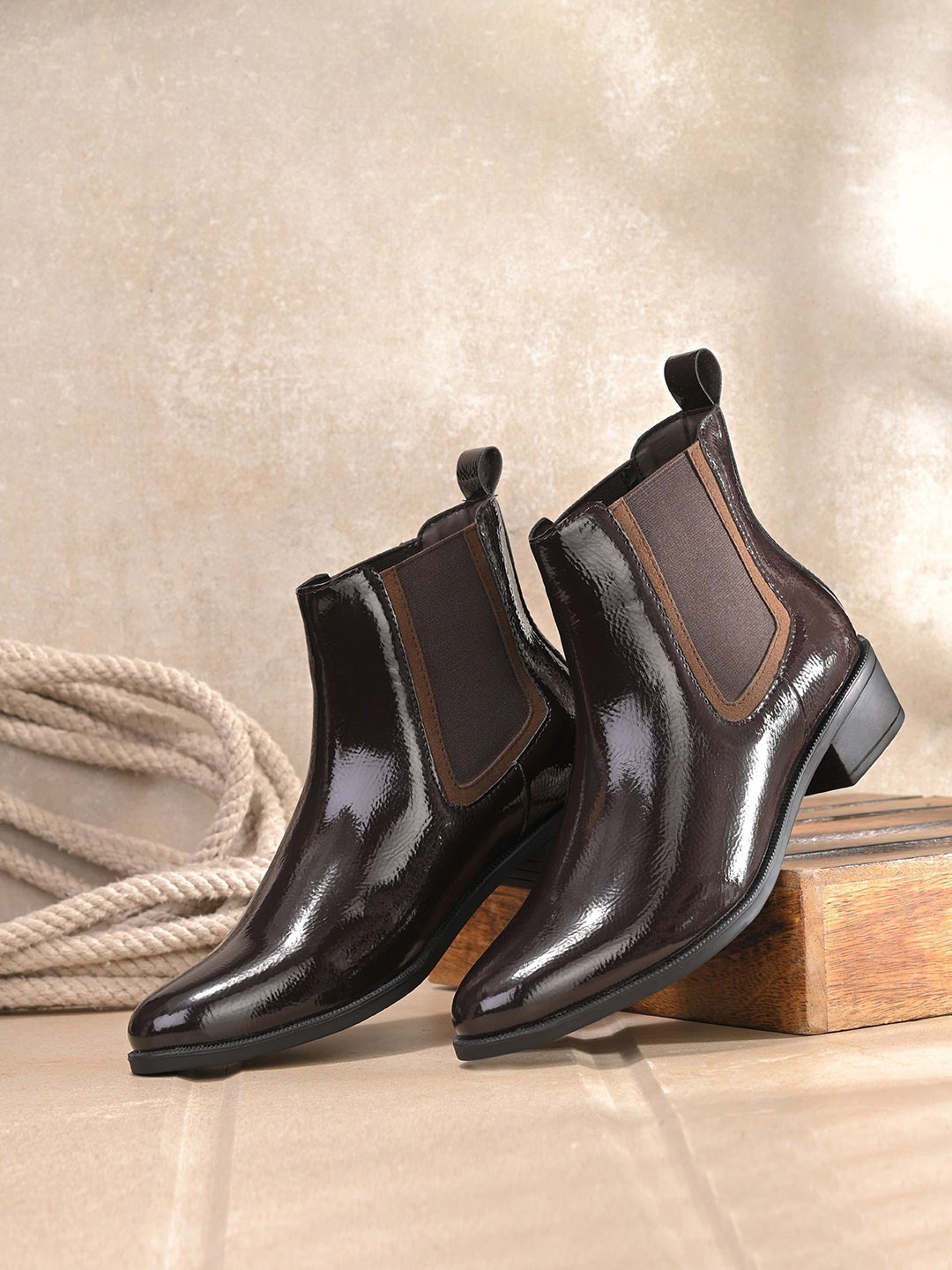 

The Roadster Lifestyle Co Women Chelsea Boots, Brown