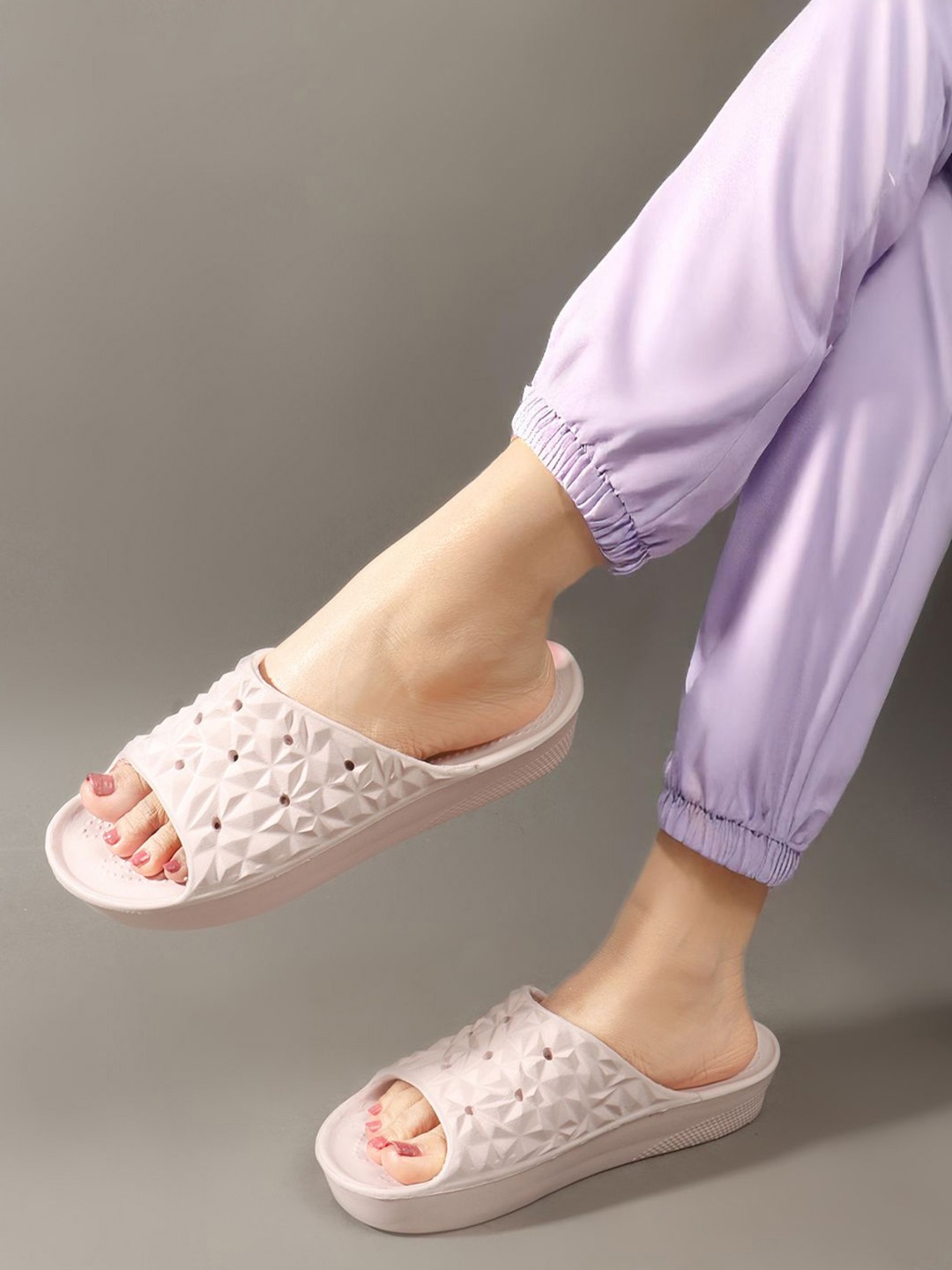 

The Roadster Lifestyle Co Women Sliders, Lavender