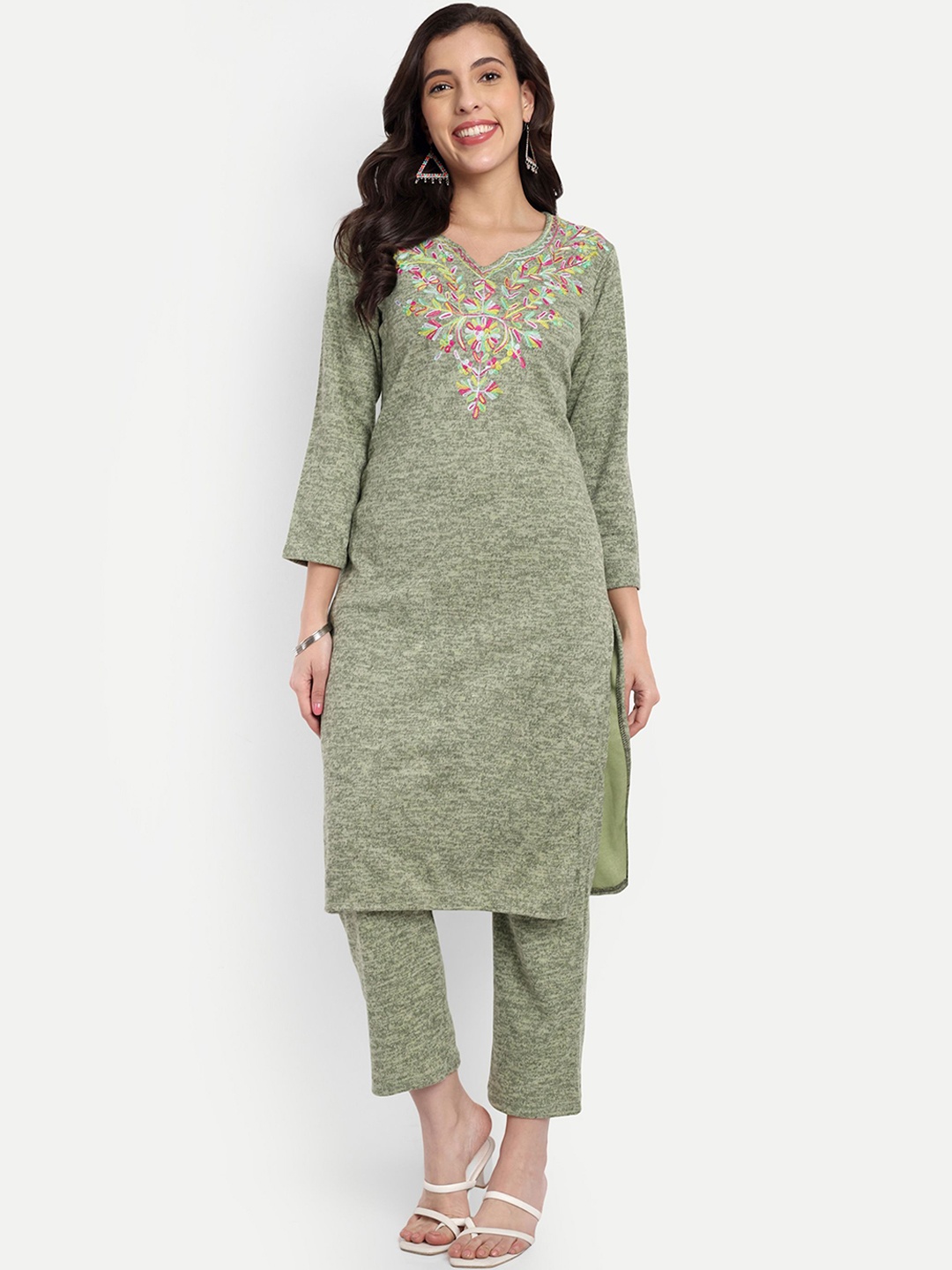 

FNOCKS Women Floral Embroidered Regular Kurti with Palazzos, Fuchsia