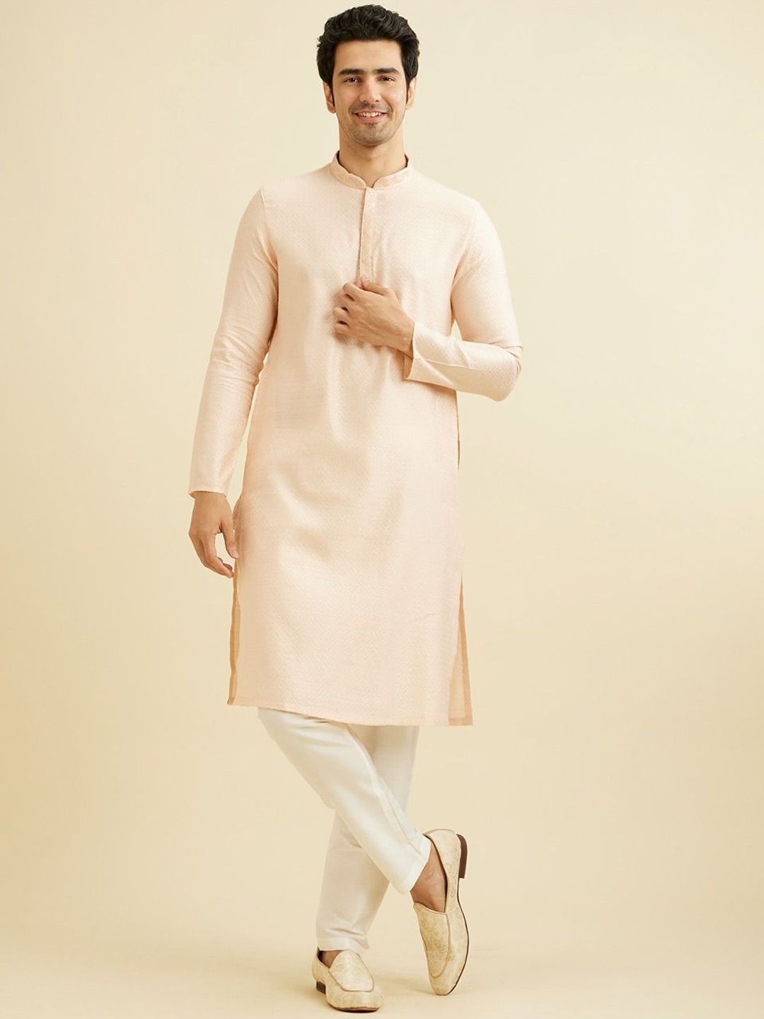 

Manyavar Floral Embroidered Mandarin Collar Straight Kurta With Trousers, Peach