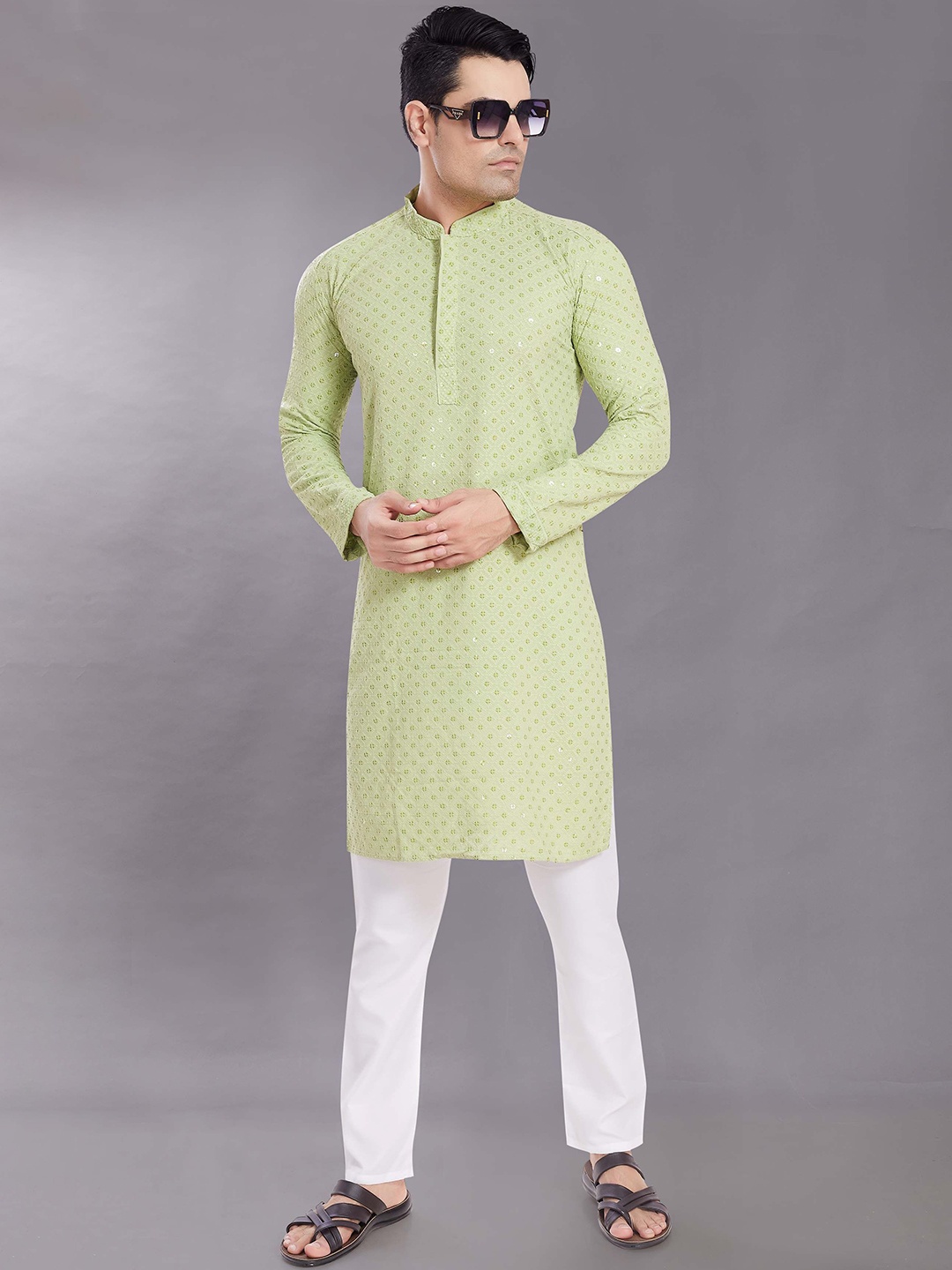 

DIVISIVE Geometric Embroidered Sequinned Mandarin Collar Straight Kurta, Green