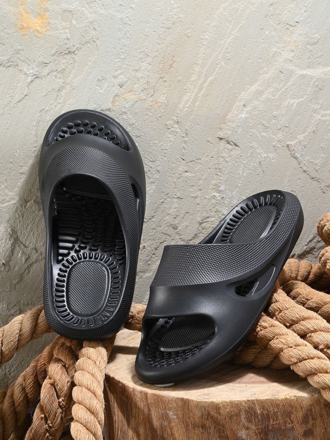 

HRX by Hrithik Roshan Men Rubber Sliders, Black