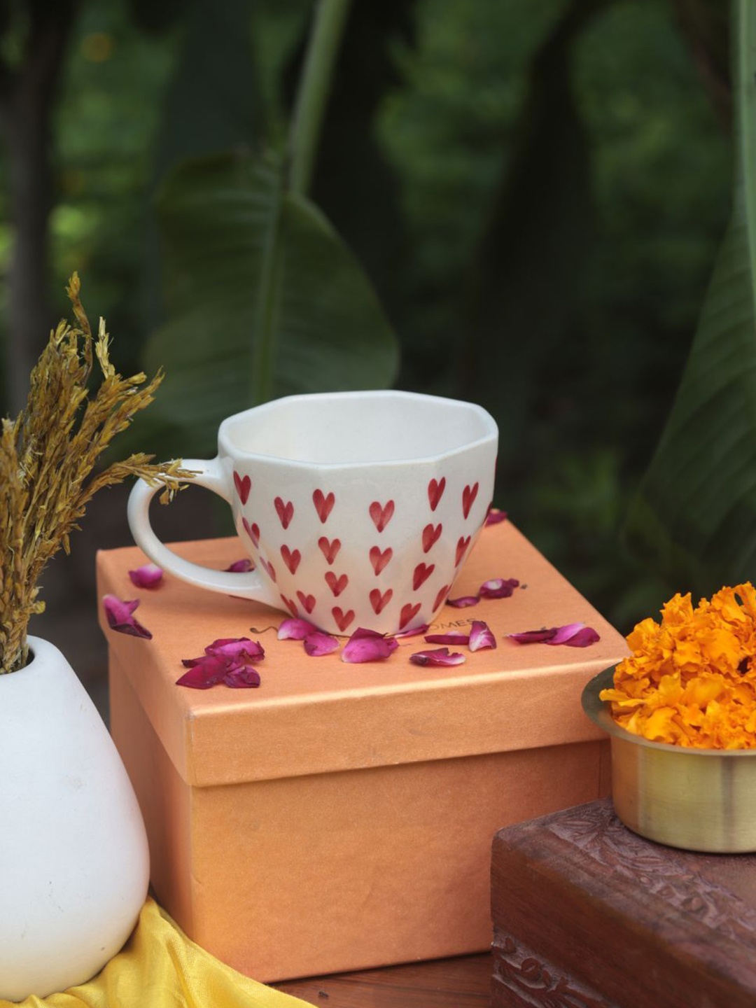 

WEAVING HOMES White & Red Printed Ceramic Cup Home Gift Set