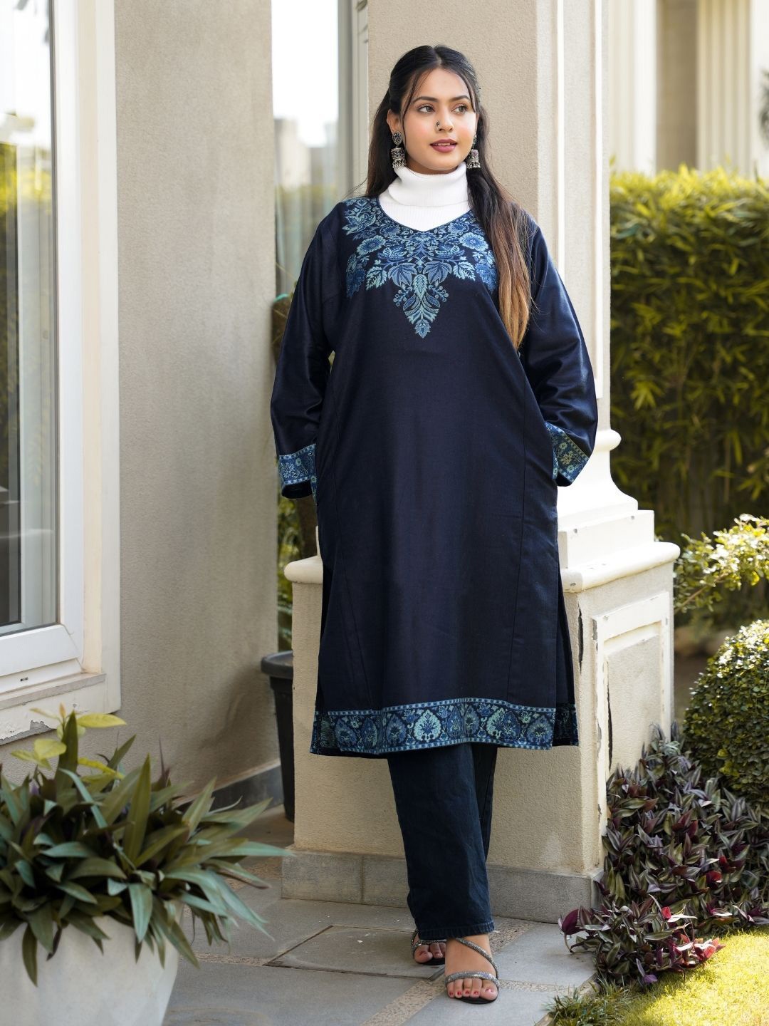 

HOUSE OF KIRNA'S WITH LOGO OF HOK Embroidered Pakistani Style Kurta, Black