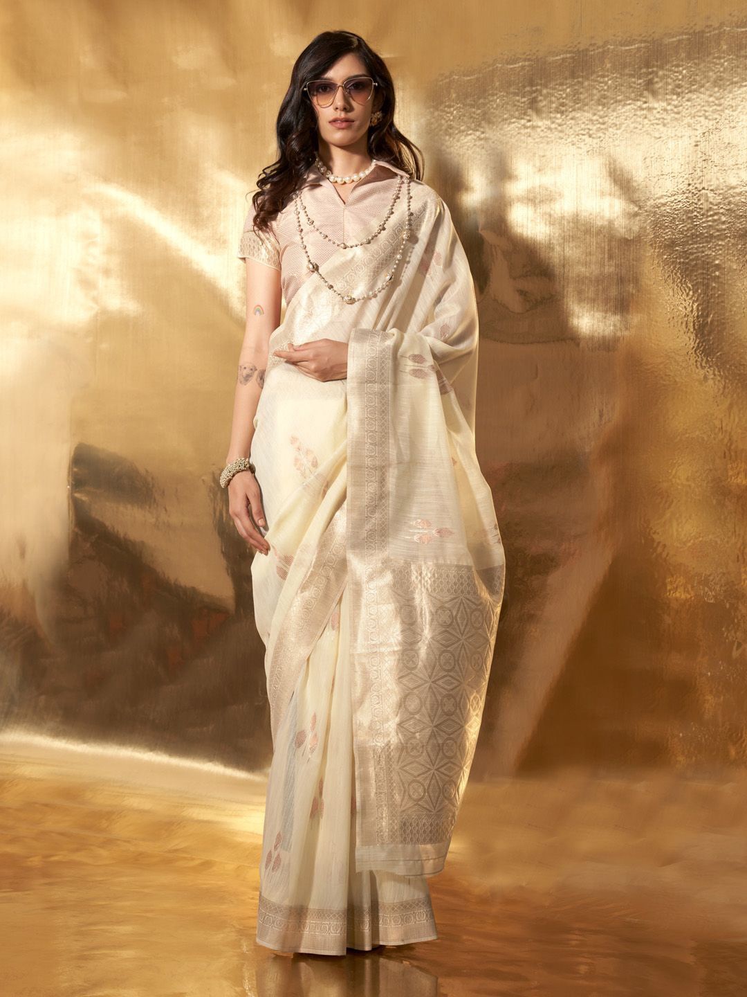 

DEVATITHI Floral Zari Linen Blend Saree, Cream