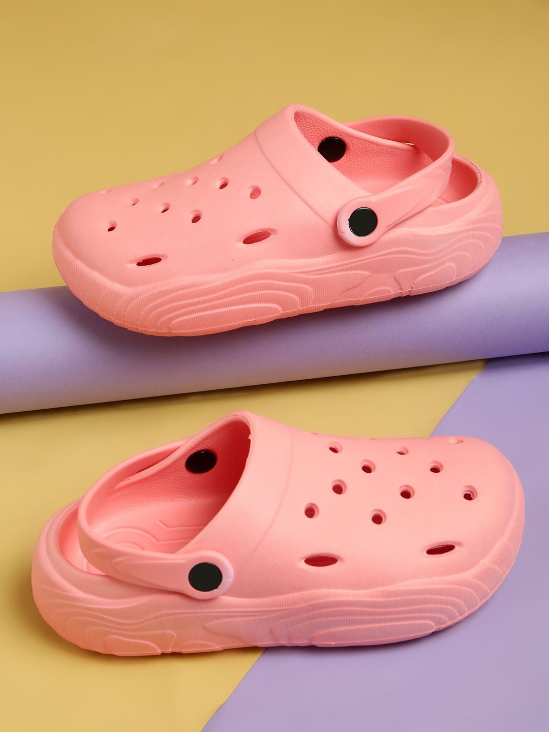 

The Roadster Lifestyle Co Women Patterned Clogs, Pink
