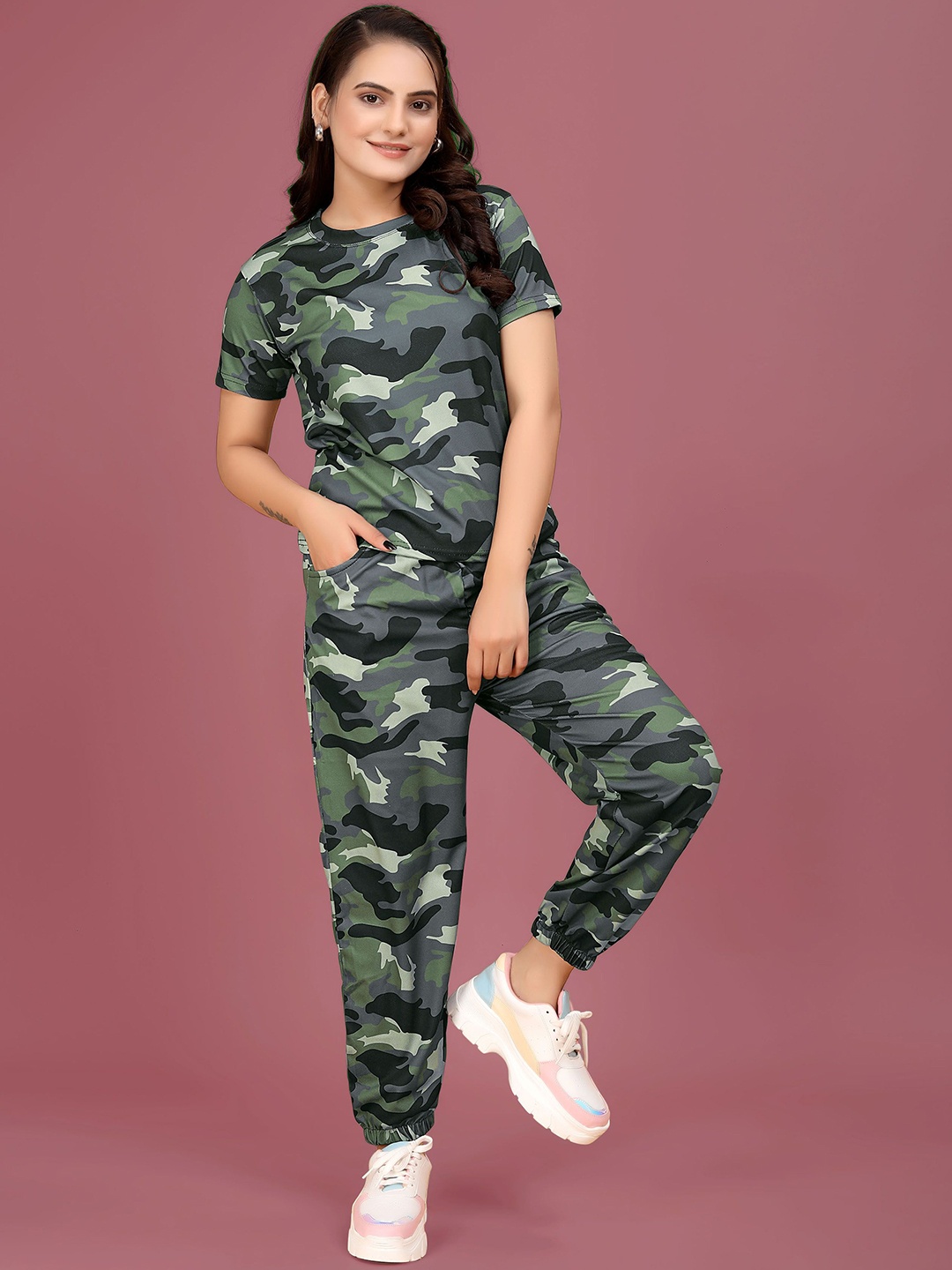 

SAKARMAA Women Printed Top & Joggers Co-Ords Set, Green