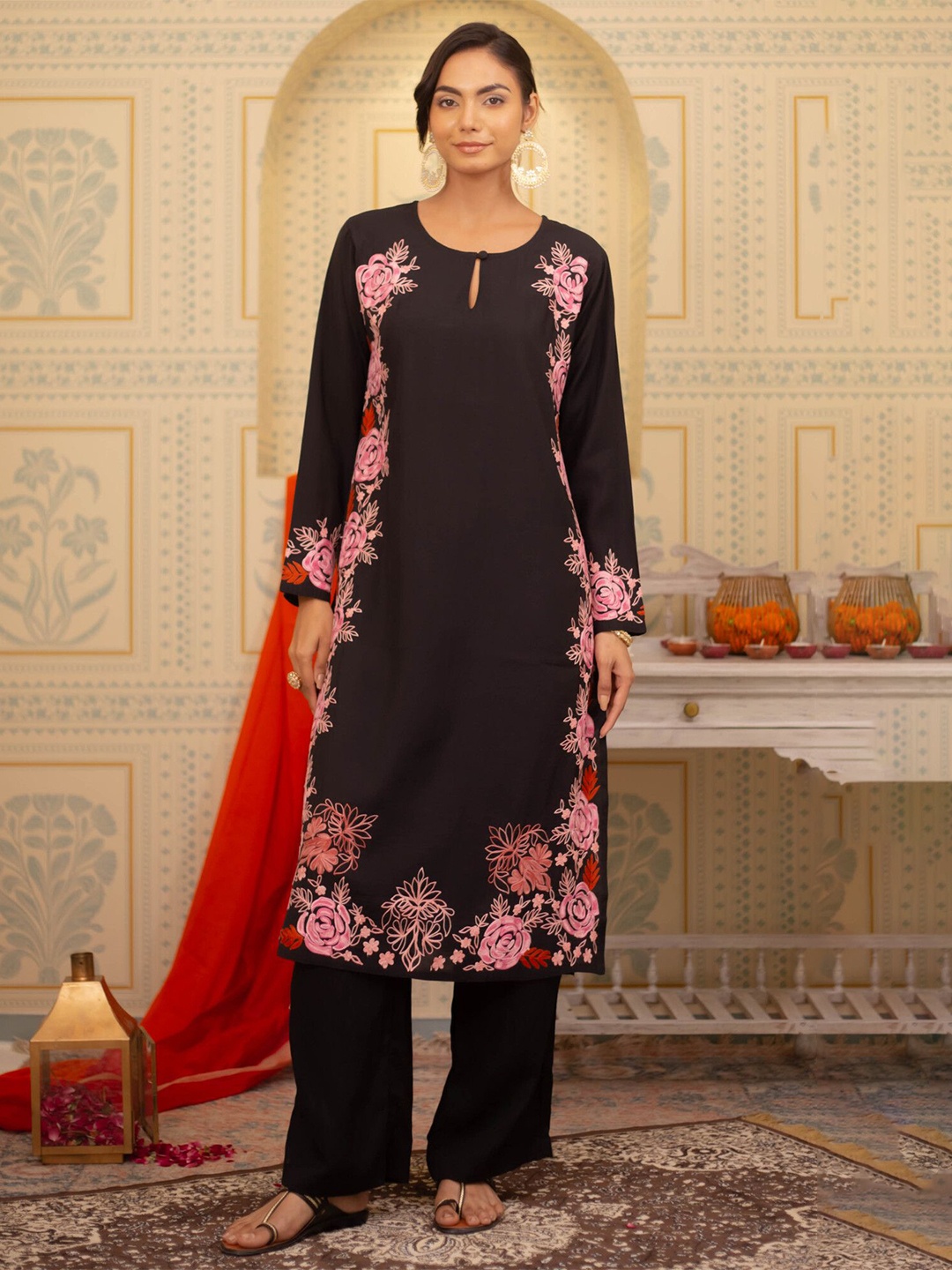 

HOUSE OF KARI Women Muslin Kurta with Aari work, Black