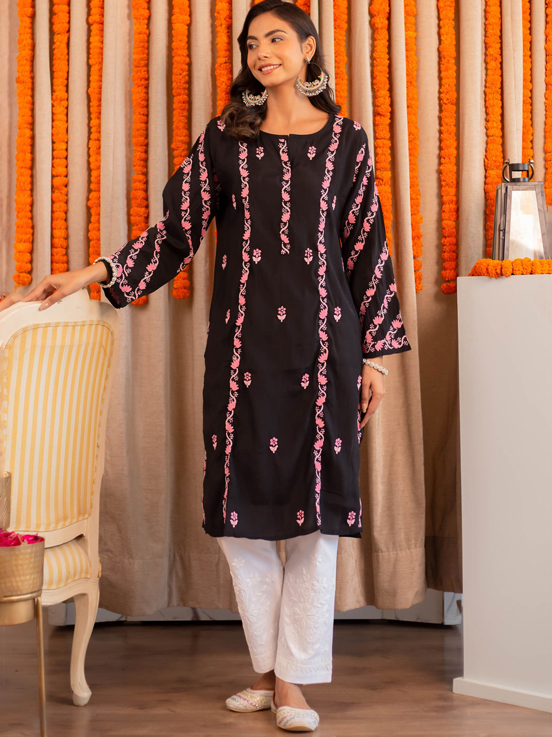 

HOUSE OF KARI Women Chikankari Muslin Kurta, Black