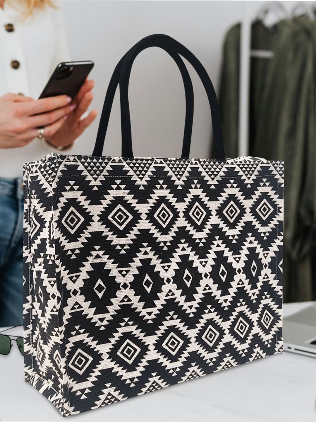 

earthbags Unisex Geometric Printed Structured Handheld Bag, Black