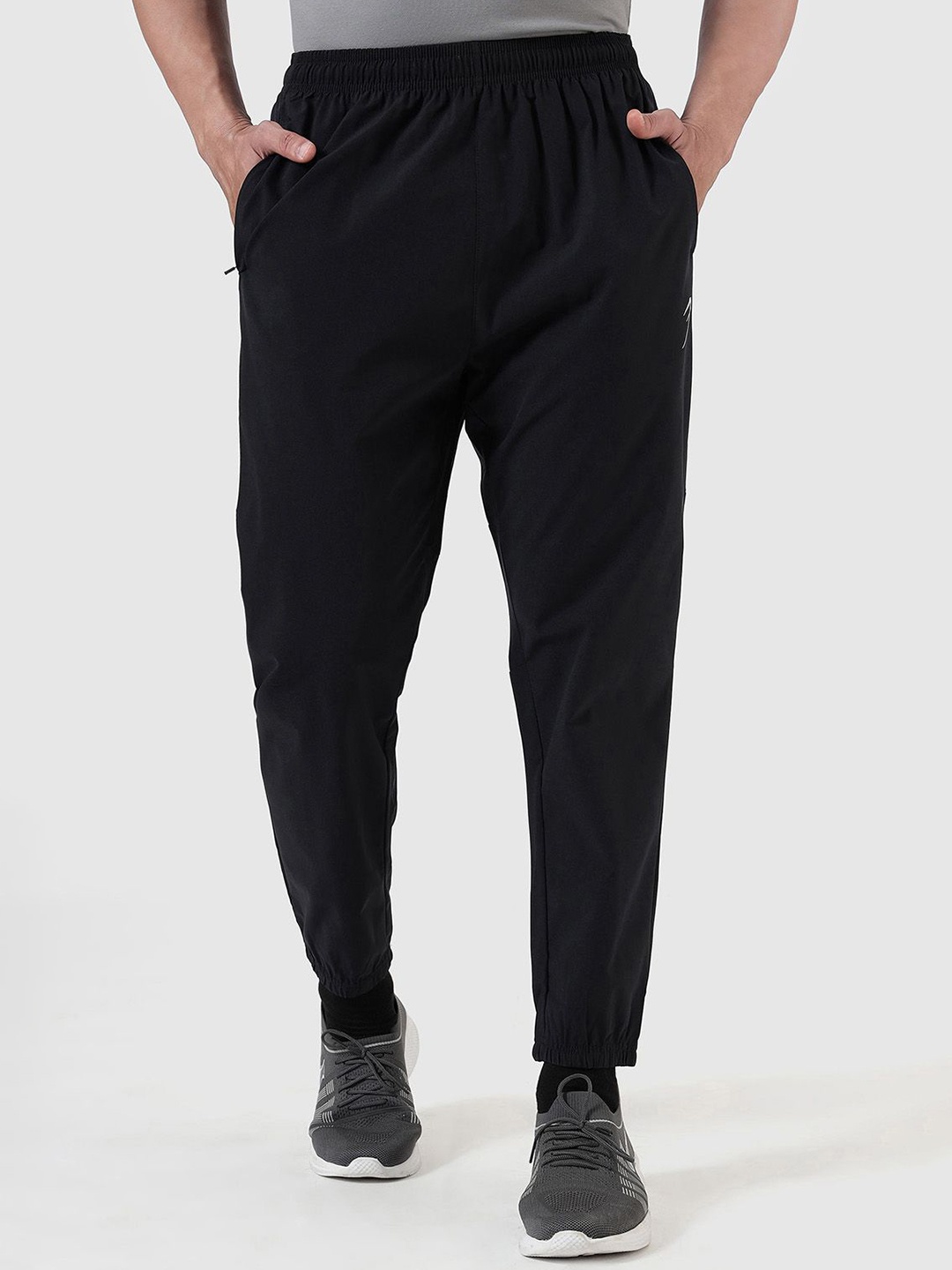 

FUAARK Men Mid Rise Regular Fit Joggers, Black