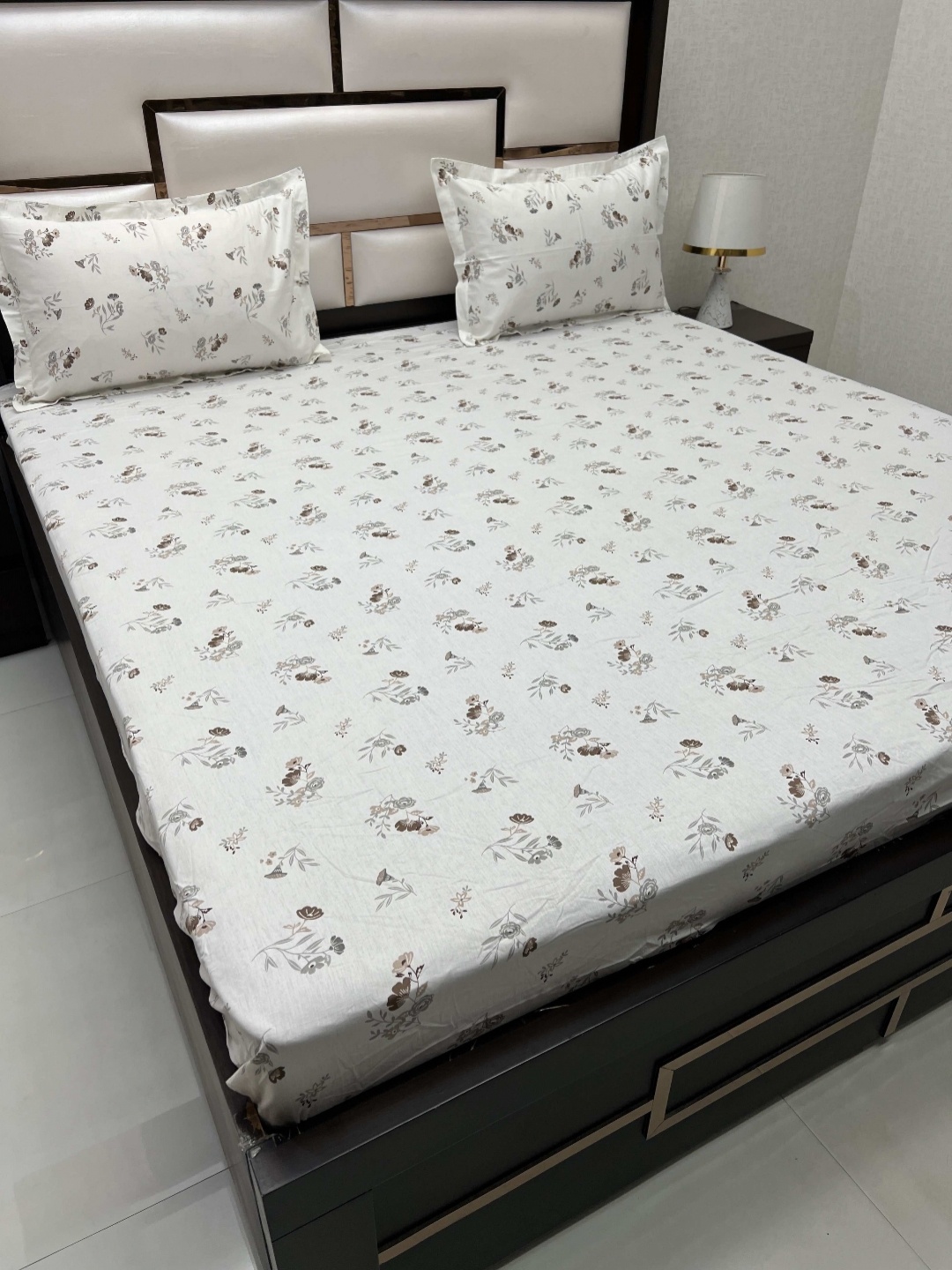 

Pure Decor Sapphire White & Brown Printed 400 TC Cotton King Bedsheet with 2 Pillow Covers