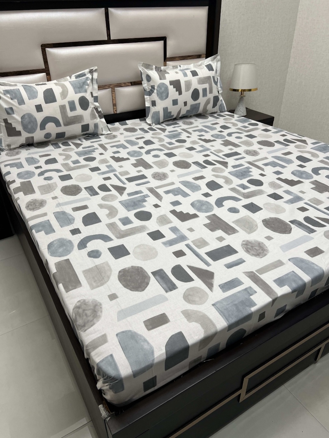 

Pure Decor Grey & White Geometric 400 TC King Bedsheet with 2 Pillow Covers