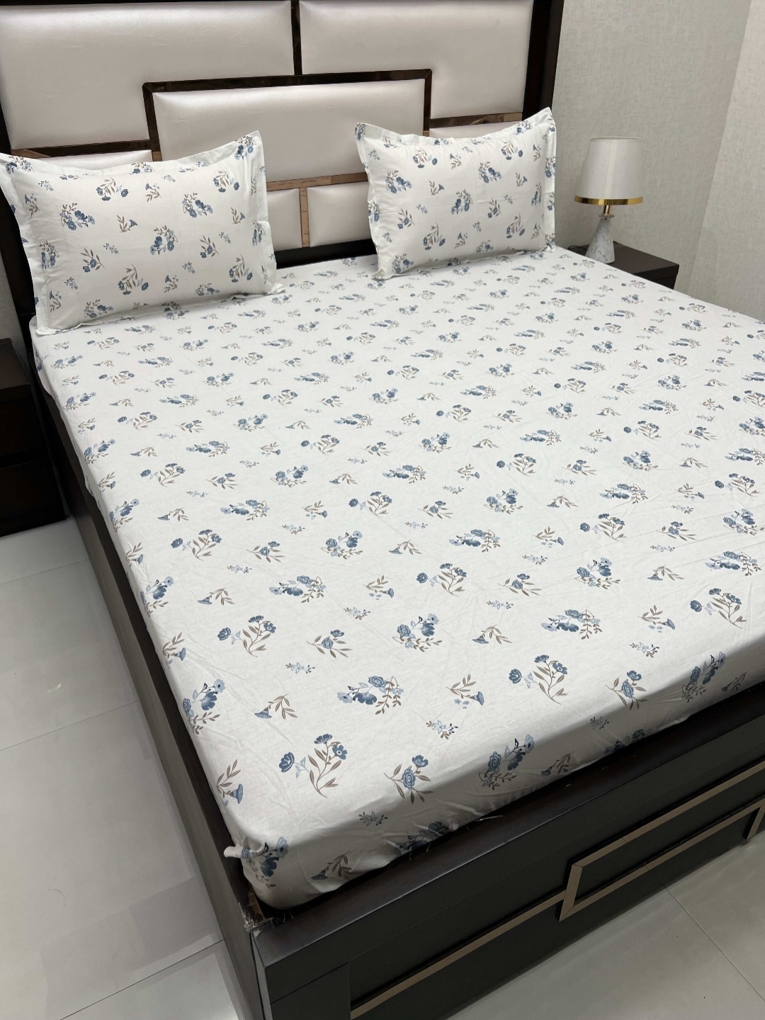 

Pure Decor Sapphire White & Blue Printed 400 TC Cotton King Bedsheet with 2 Pillow Covers