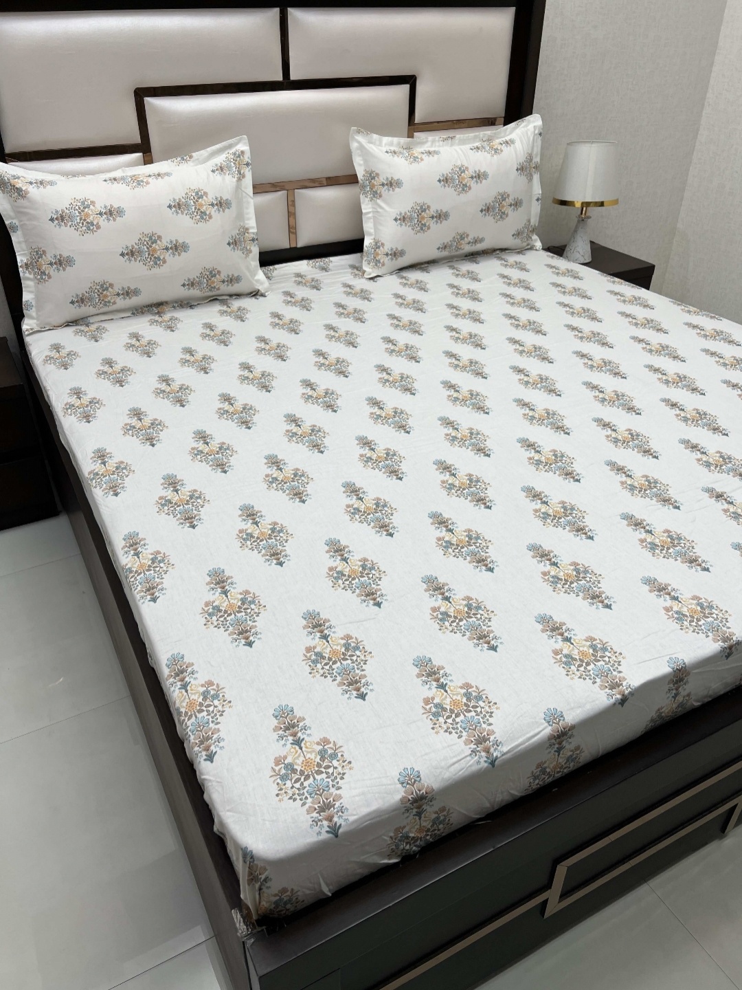 

Pure Decor Sapphire White & Blue Printed 400 TC Cotton King Bedsheet with 2 Pillow Covers