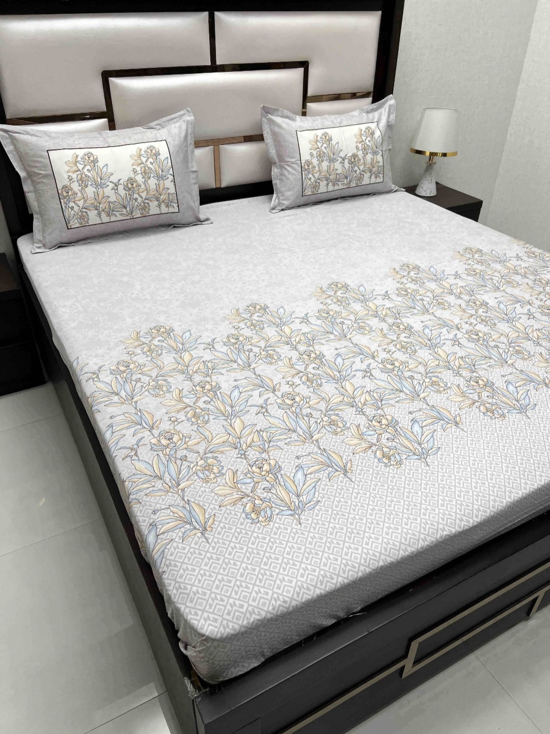 

Pure Decor Lifestyle Grey & White Printed 300 TC Cotton King Bedsheet with 2 Pillow Covers