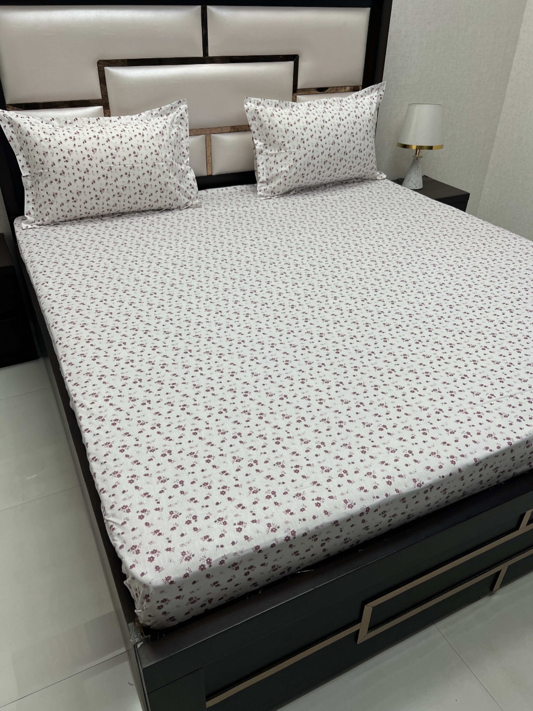 

Pure Decor Villa White & Maroon Printed 380 TC Cotton King Bedsheet with 2 Pillow Covers