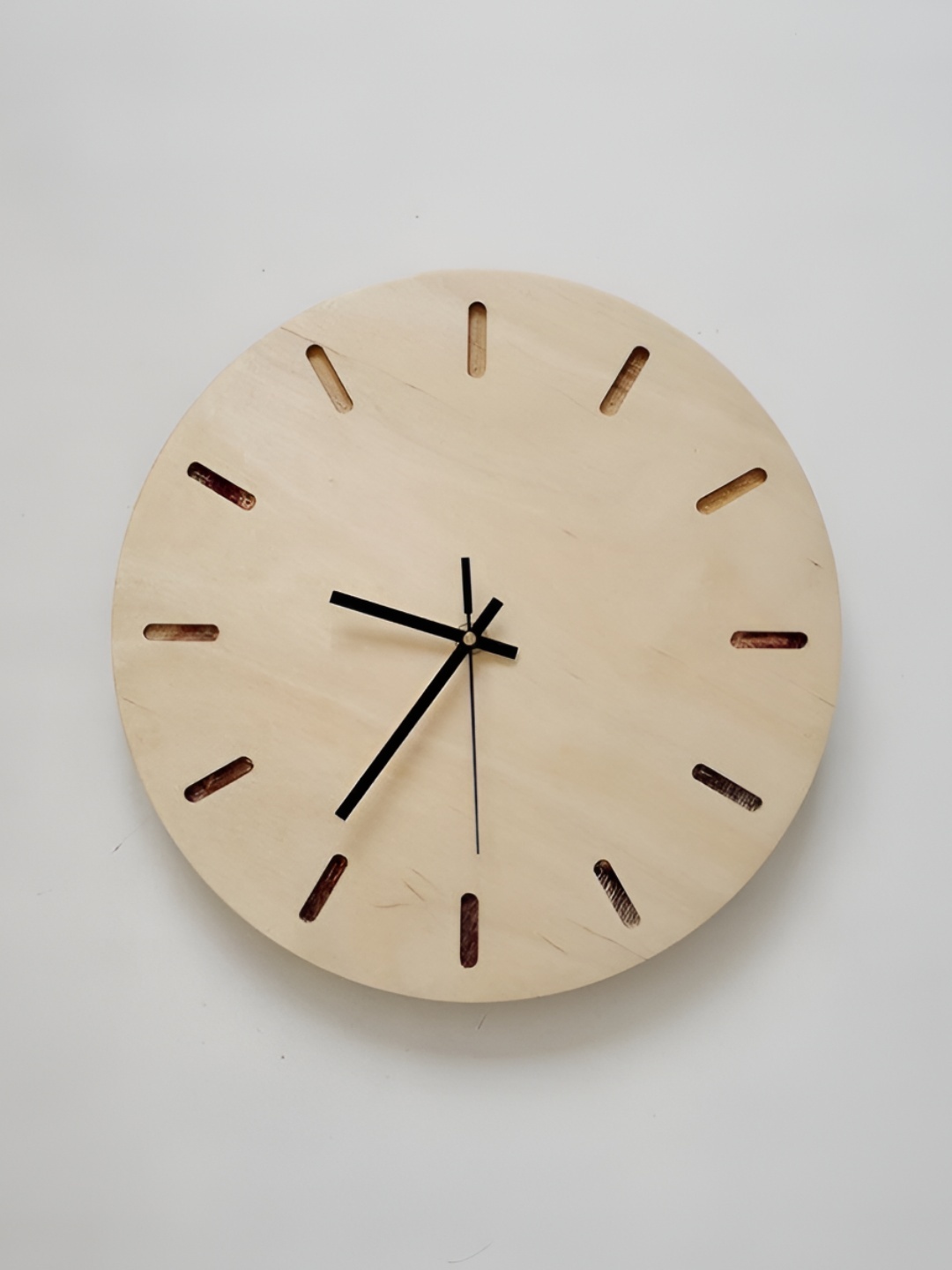 

QEZNEF Beige & Black Contemporary Round Shaped Wooden Wall Clock