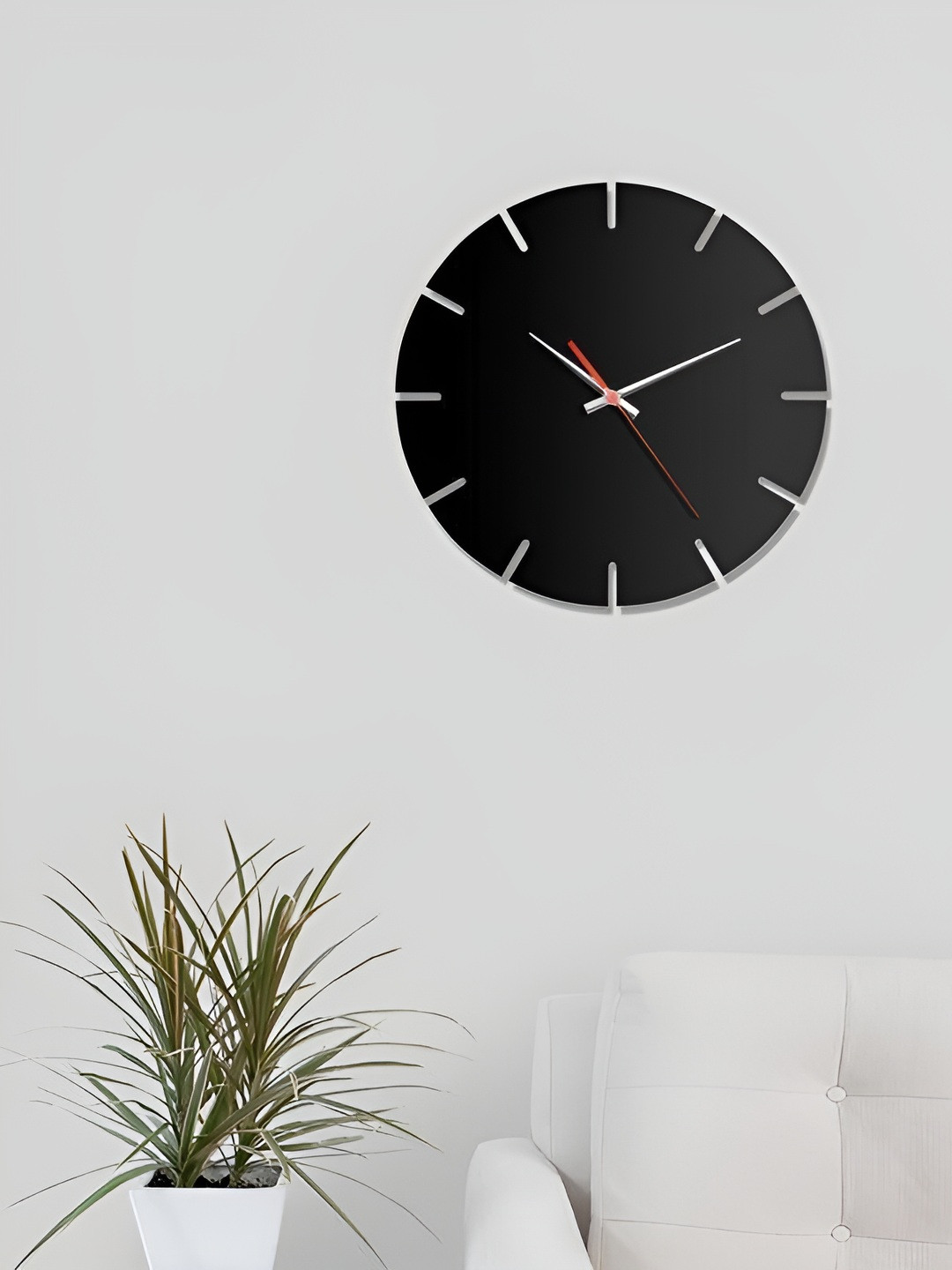 

QEZNEF Black & White Round Shaped Contemporary Analogue Wooden Wall Clock