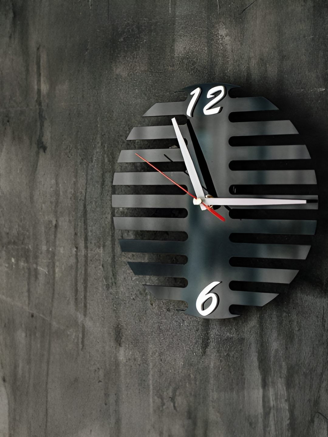 

QEZNEF Black & White Round Shaped Contemporary Analogue Wooden Wall Clock
