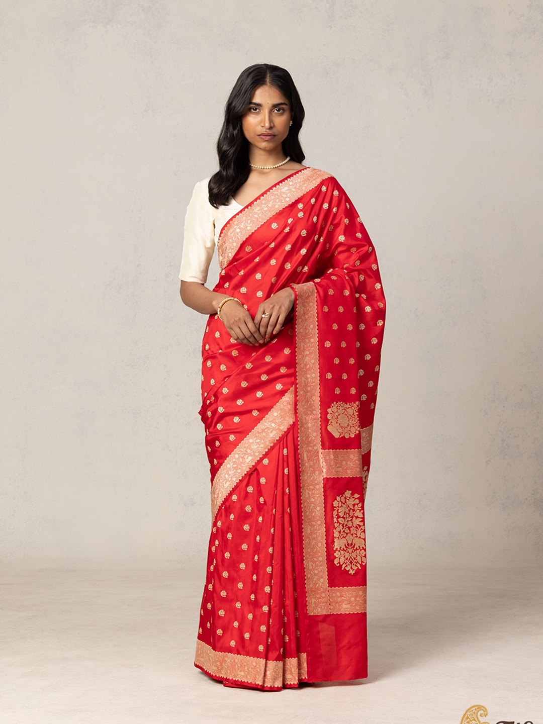 

QENY Floral Printed Banarasi Saree, Red